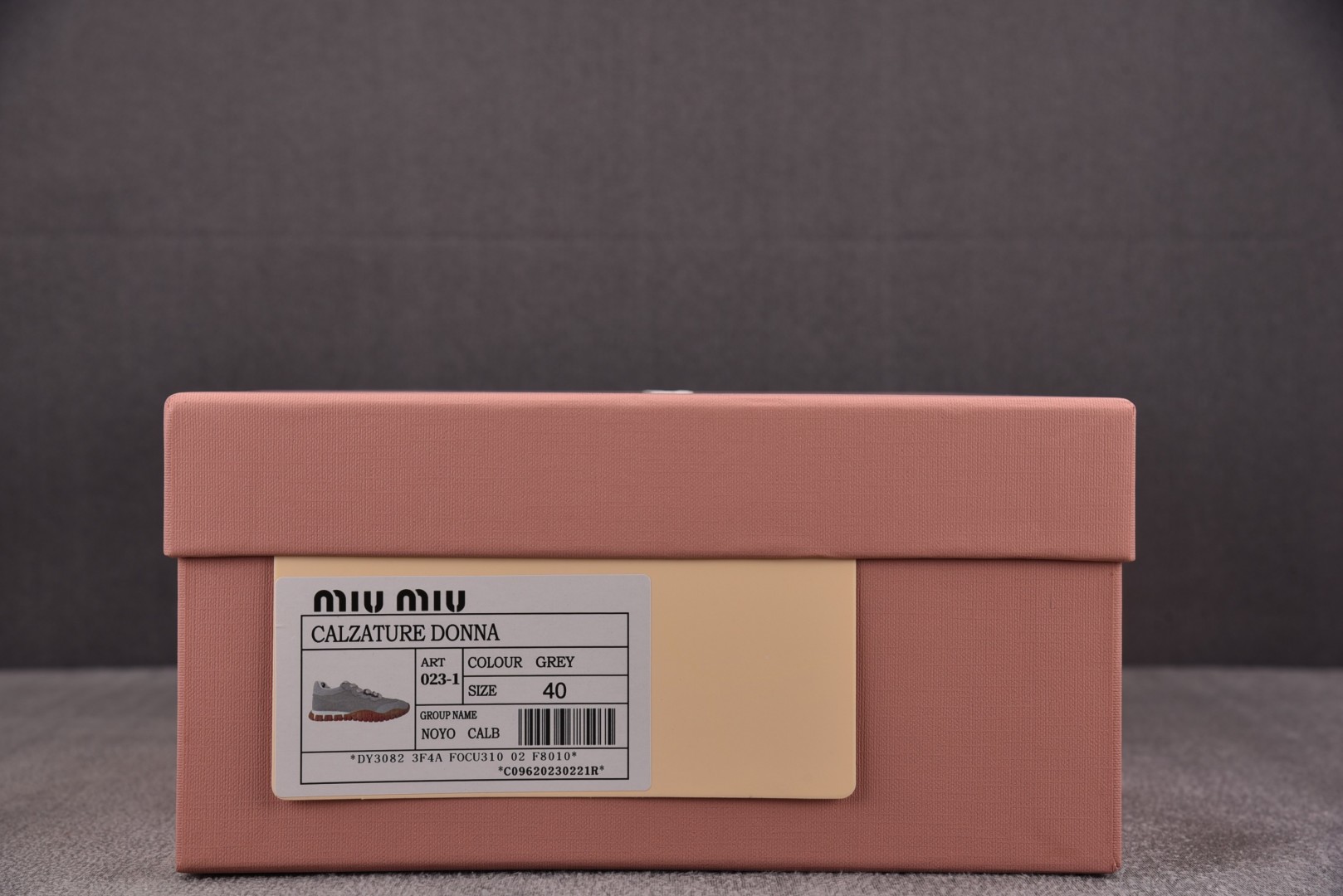 MIU 尺码 35-40

纯原版出品-MIU MIU 缪缪德训鞋 灰色 YZ021
尺码：35 36 