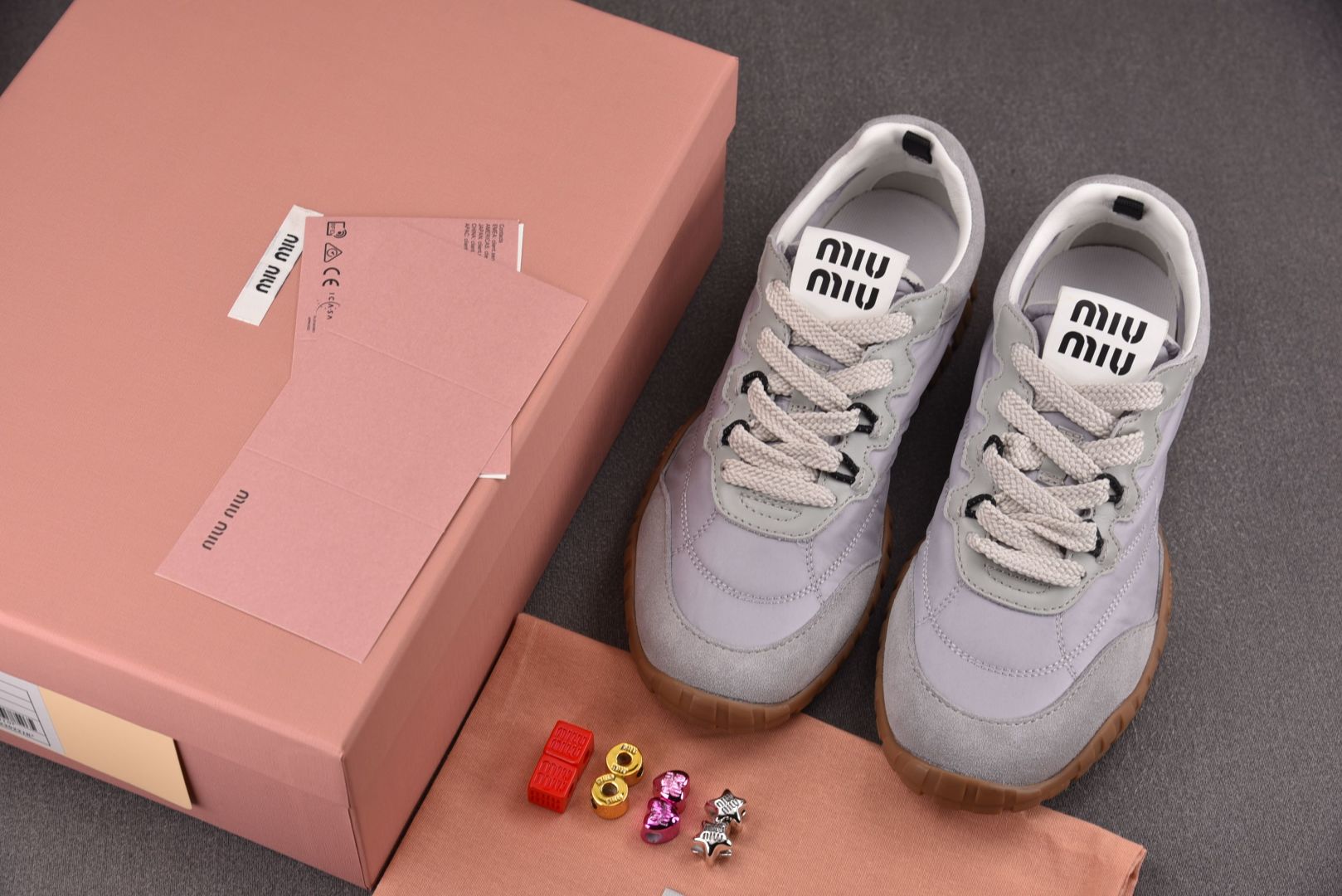 MIU 尺码 35-40

纯原版出品-MIU MIU 缪缪德训鞋 灰色 YZ021
尺码：35 36 