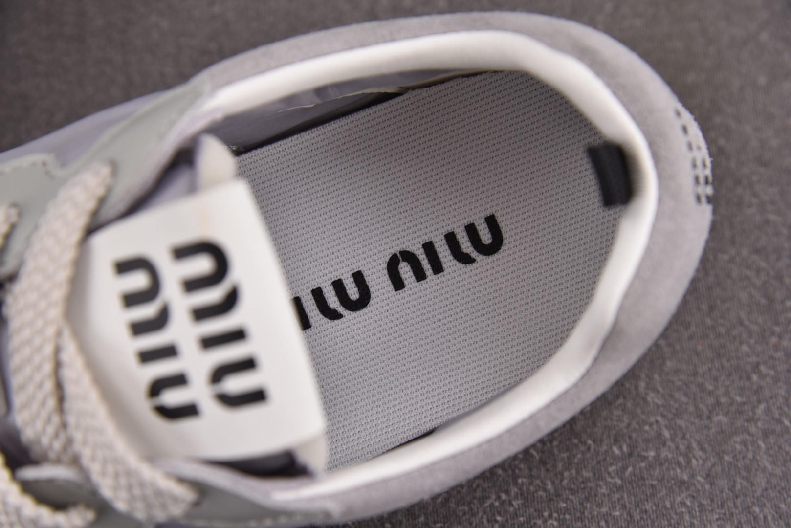 MIU 尺码 35-40

纯原版出品-MIU MIU 缪缪德训鞋 灰色 YZ021
尺码：35 36 