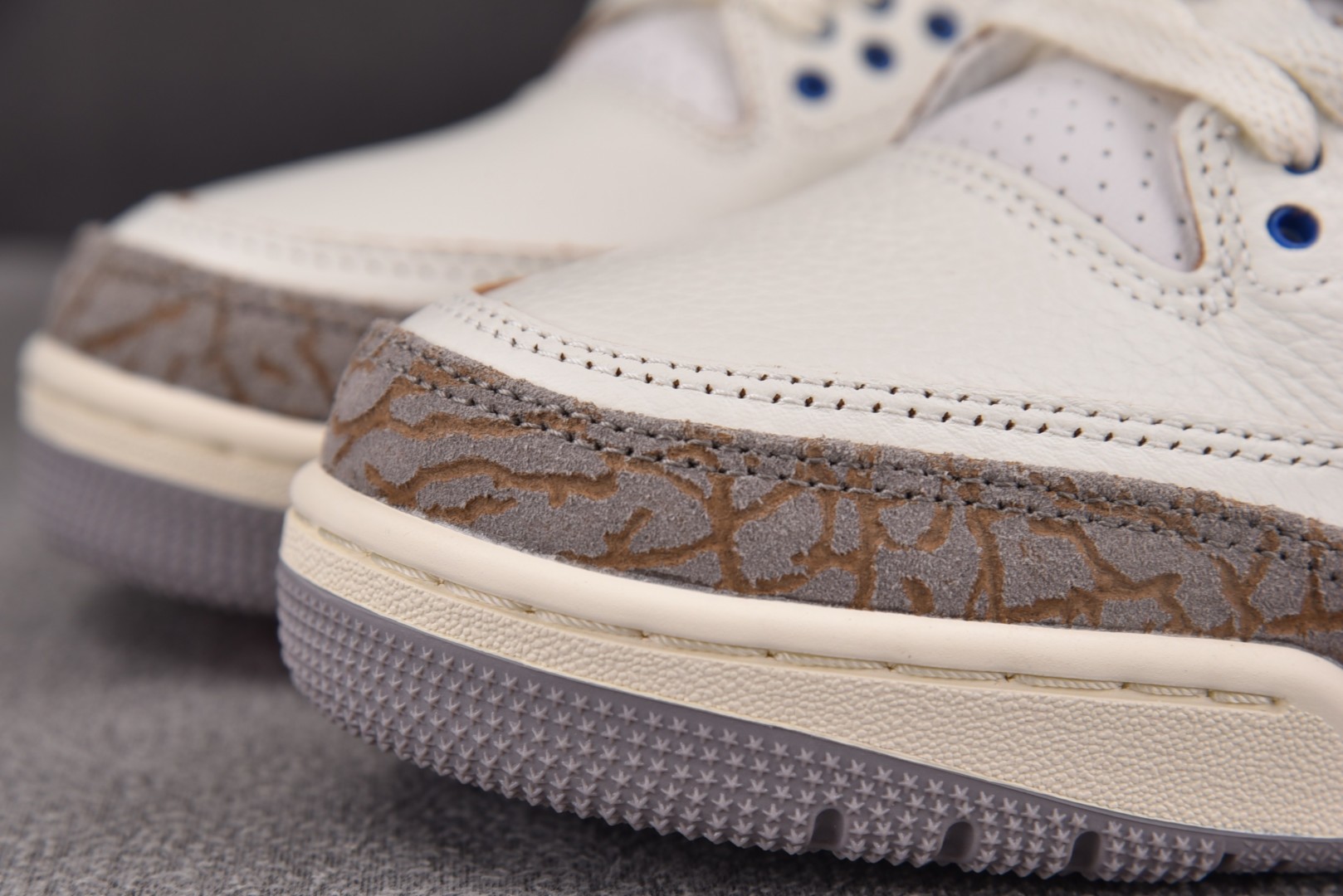 AJ3 尺码 36-48.5

纯原版出品-Air Jordan 3 Retro Seoul 2.0 首