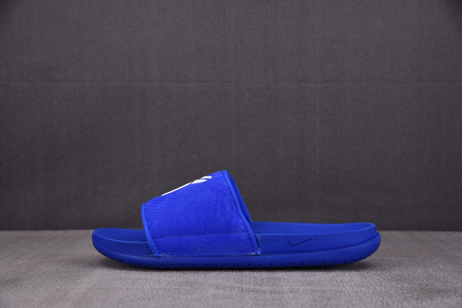 Kobe拖鞋 尺码38-48.5

纯原版出品-NK Offcourt Slide Kobe Bryan