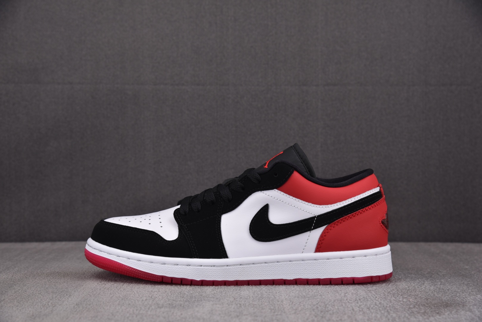 AJ低帮 尺码35.5-46

纯原版出品-Air Jordan 1 Low SE Black Toe 