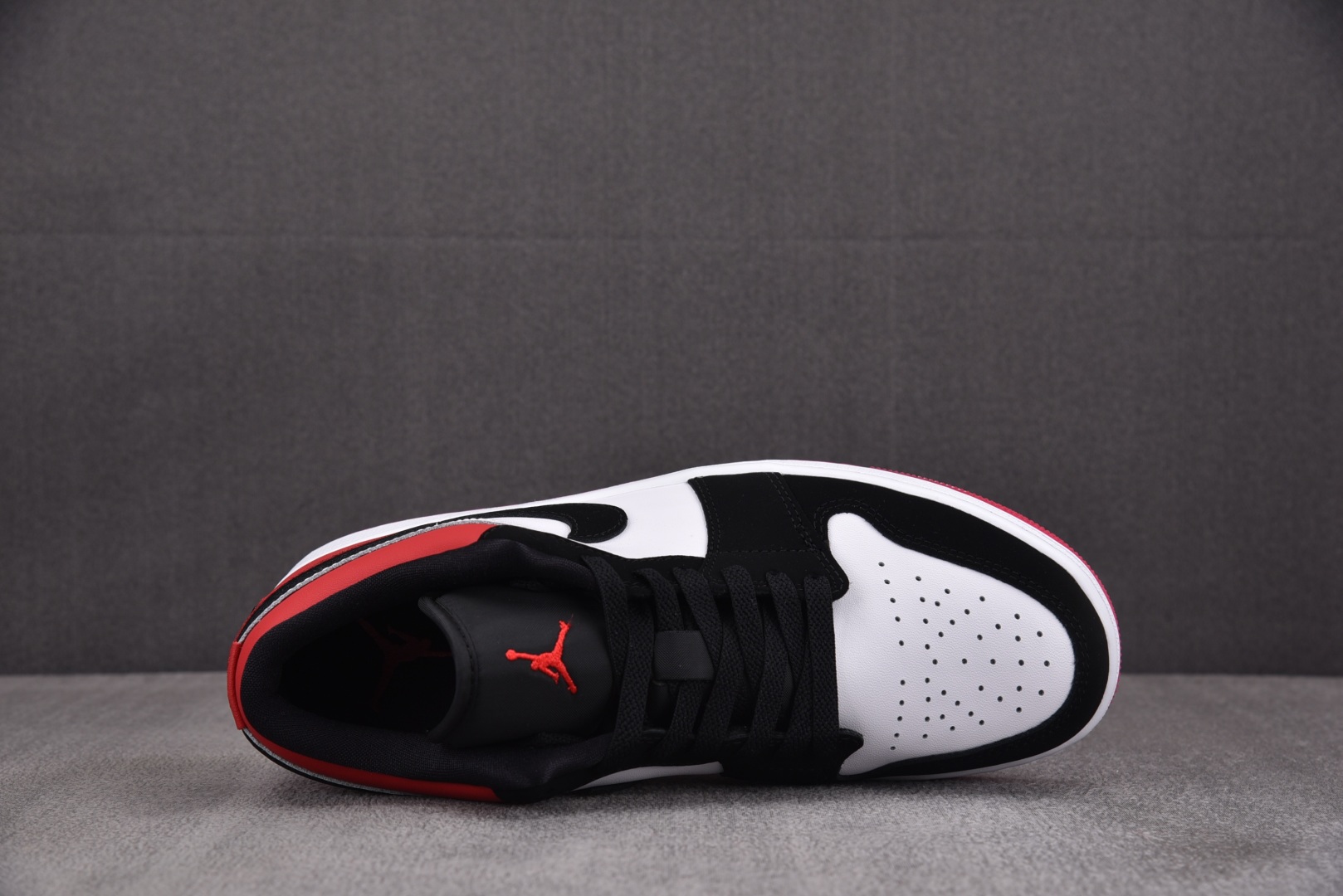 AJ低帮 尺码35.5-46

纯原版出品-Air Jordan 1 Low SE Black Toe 