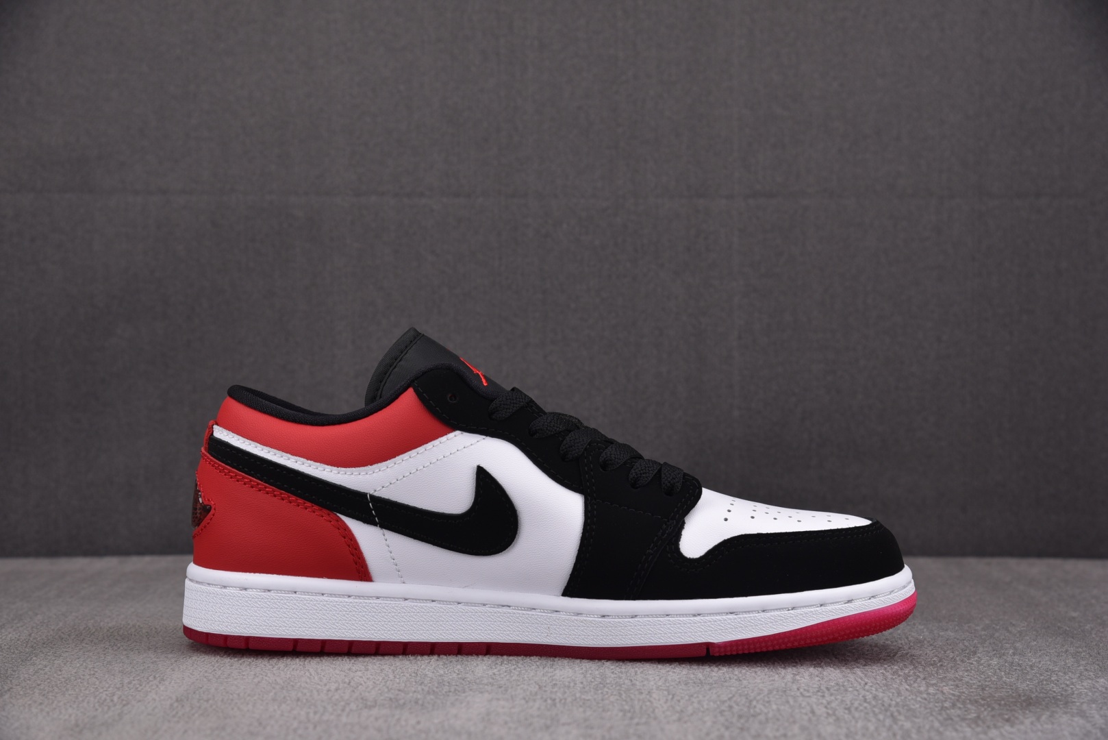 AJ低帮 尺码35.5-46

纯原版出品-Air Jordan 1 Low SE Black Toe 