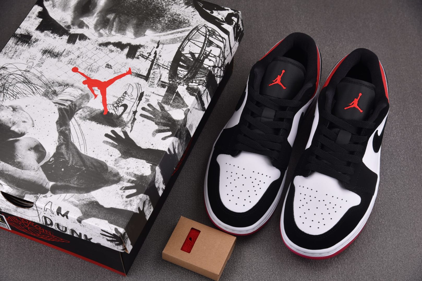 AJ低帮 尺码35.5-46

纯原版出品-Air Jordan 1 Low SE Black Toe 