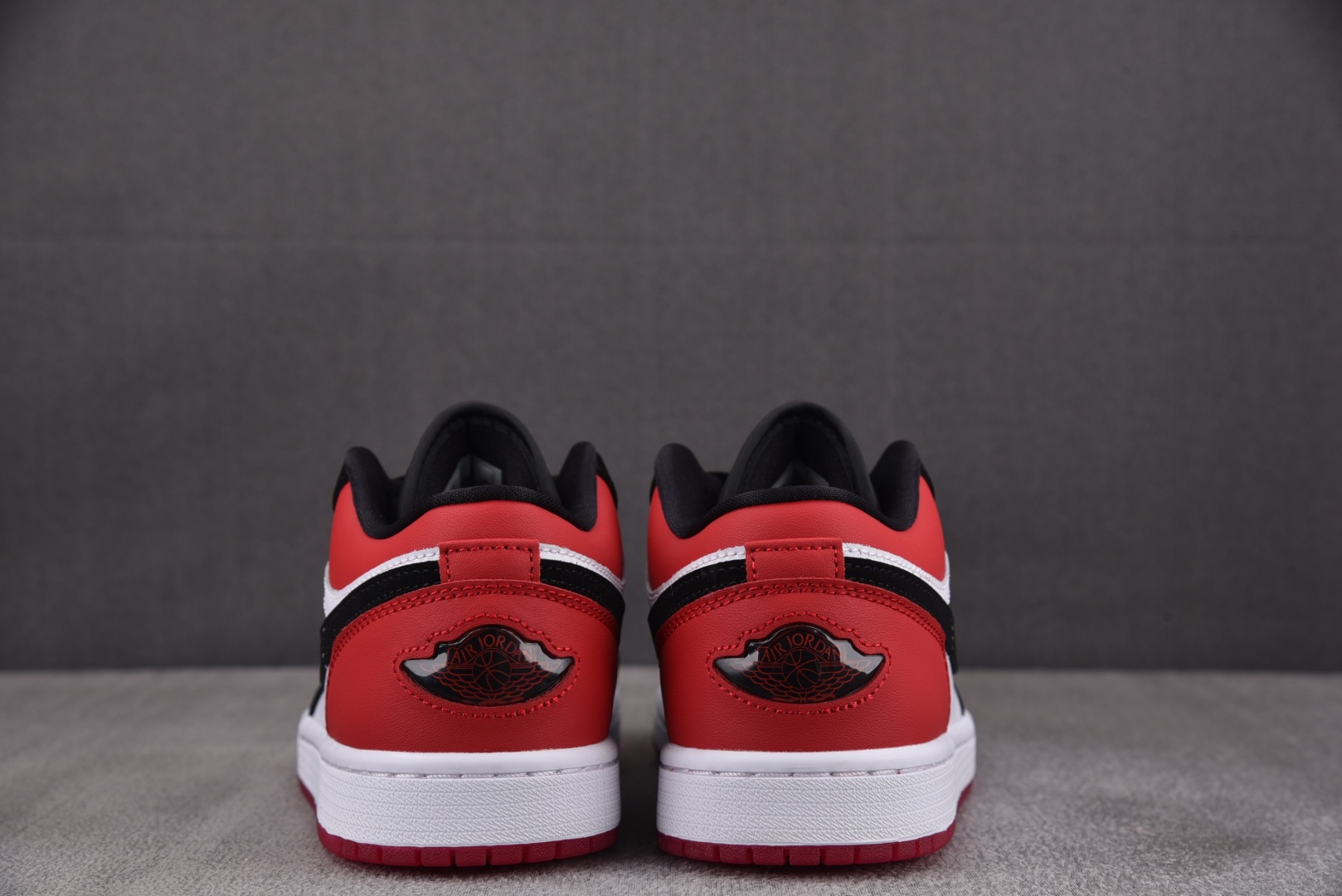 AJ低帮 尺码35.5-46

纯原版出品-Air Jordan 1 Low SE Black Toe 