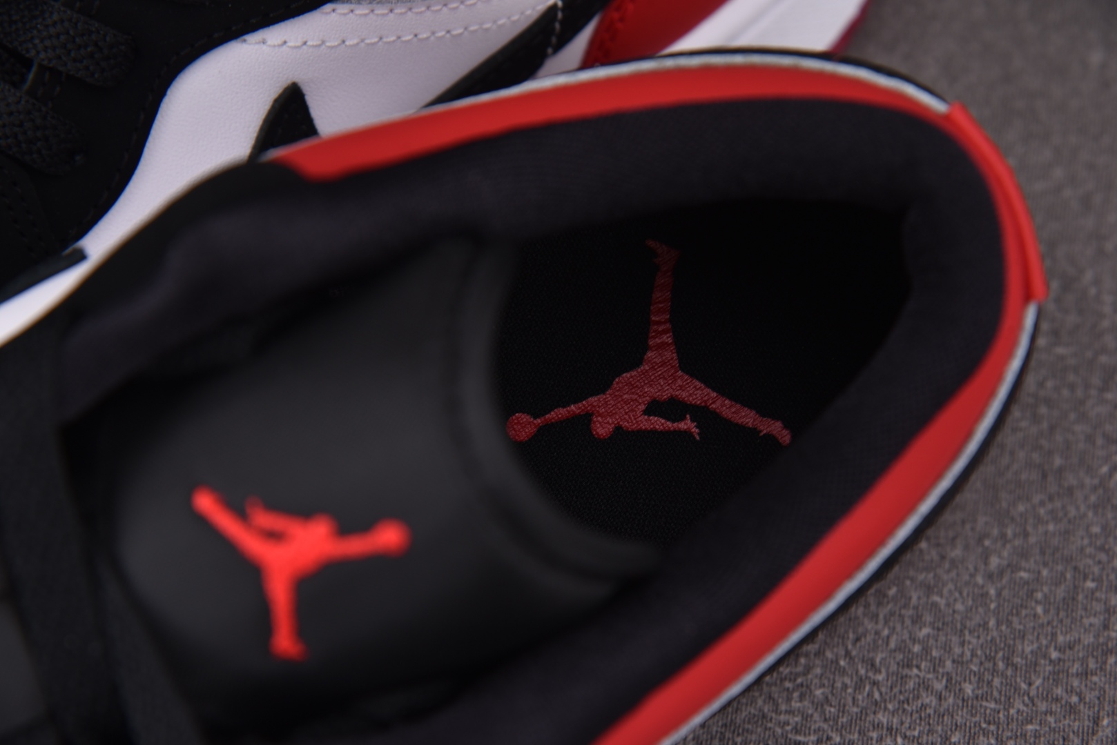 AJ低帮 尺码35.5-46

纯原版出品-Air Jordan 1 Low SE Black Toe 