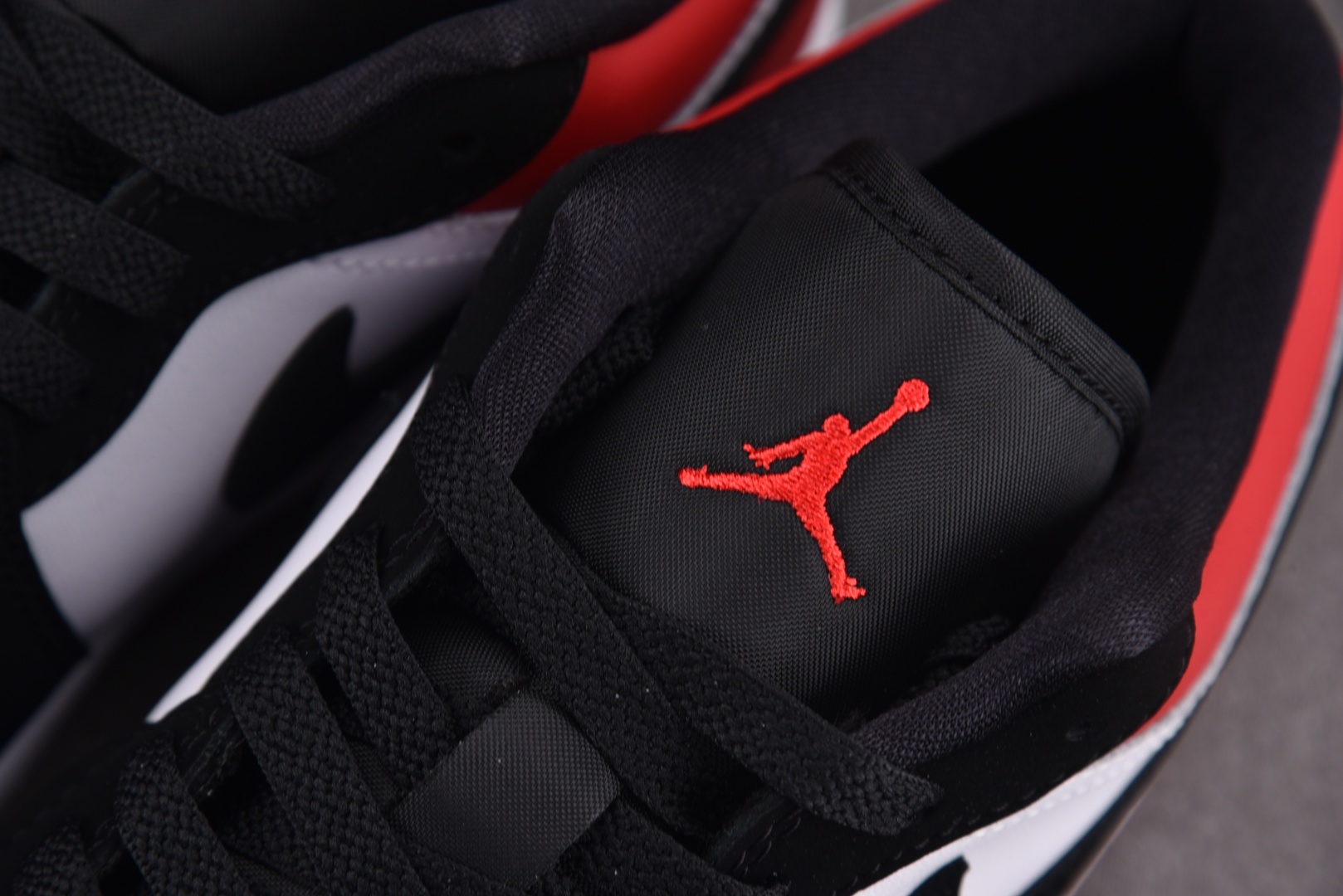 AJ低帮 尺码35.5-46

纯原版出品-Air Jordan 1 Low SE Black Toe 