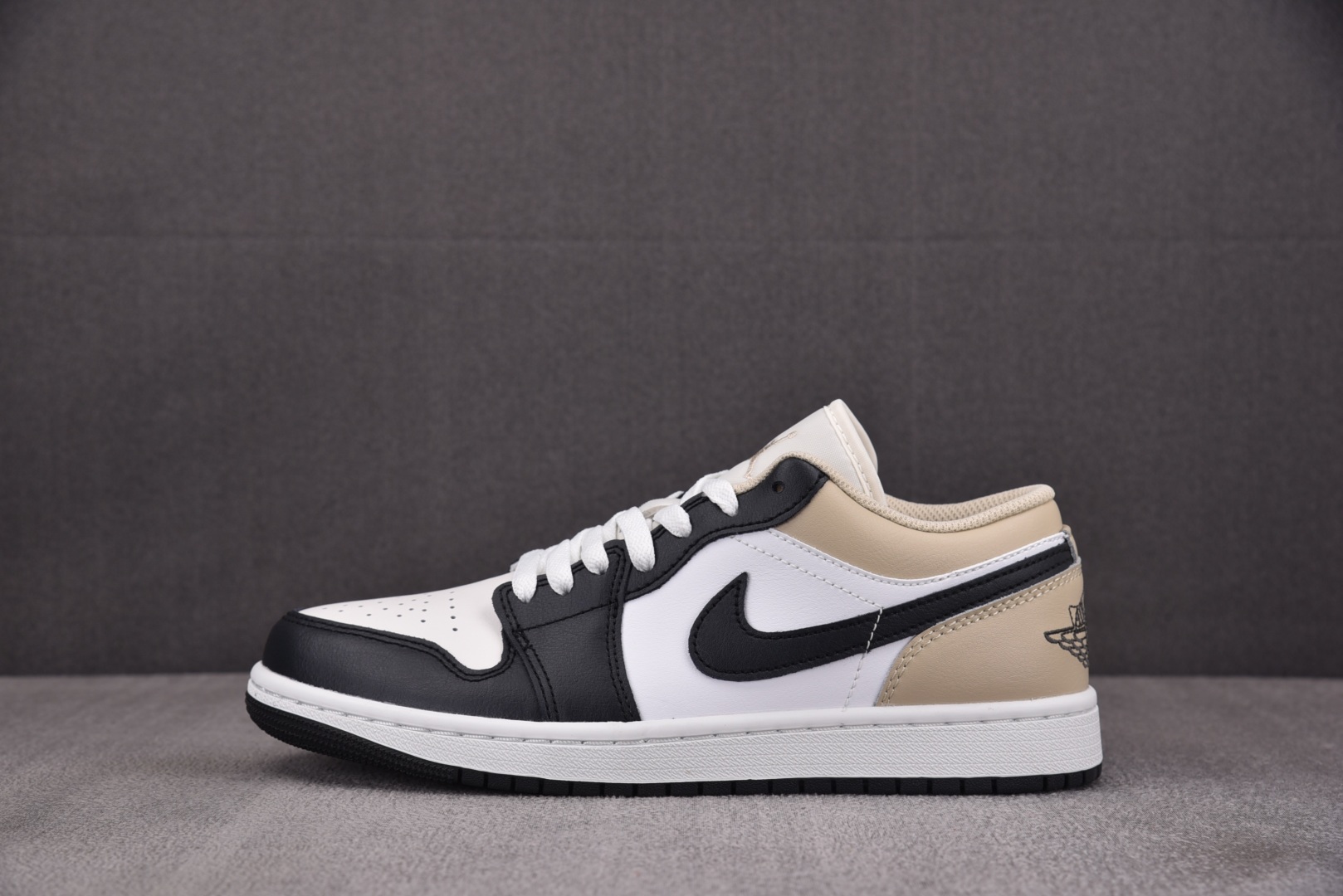 AJ低帮 尺码40-46

纯原版出品-Air Jordan 1 Low 米白黑 -153 YZ010
