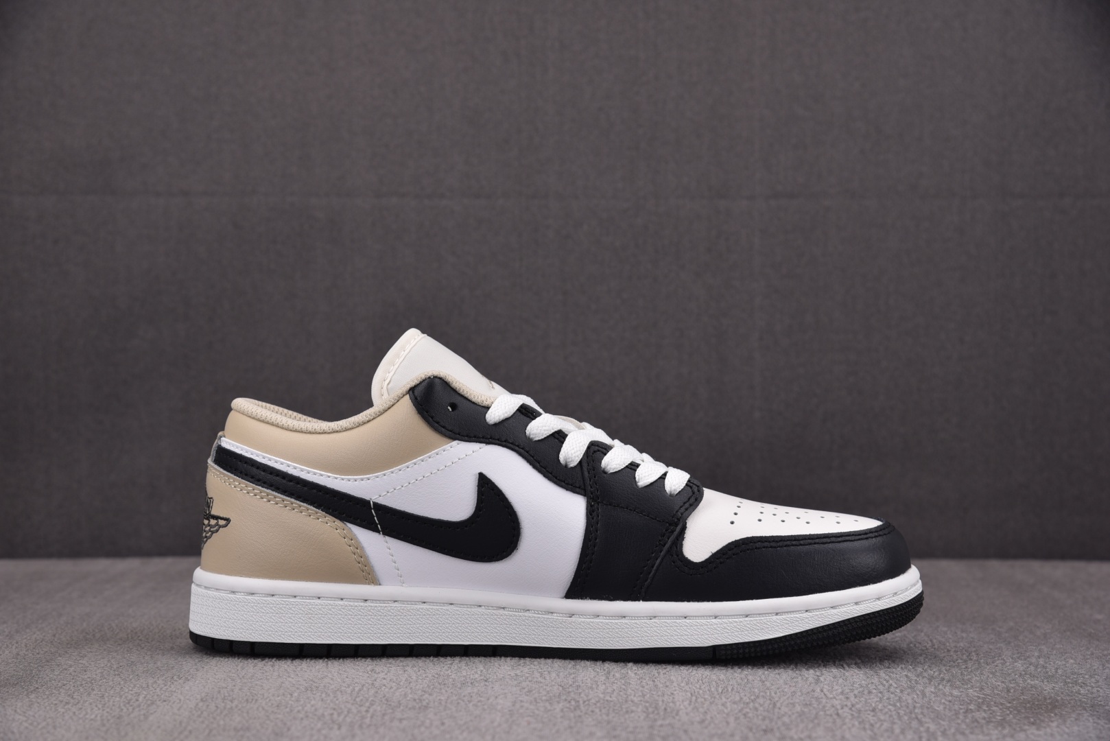 AJ低帮 尺码40-46

纯原版出品-Air Jordan 1 Low 米白黑 -153 YZ010
