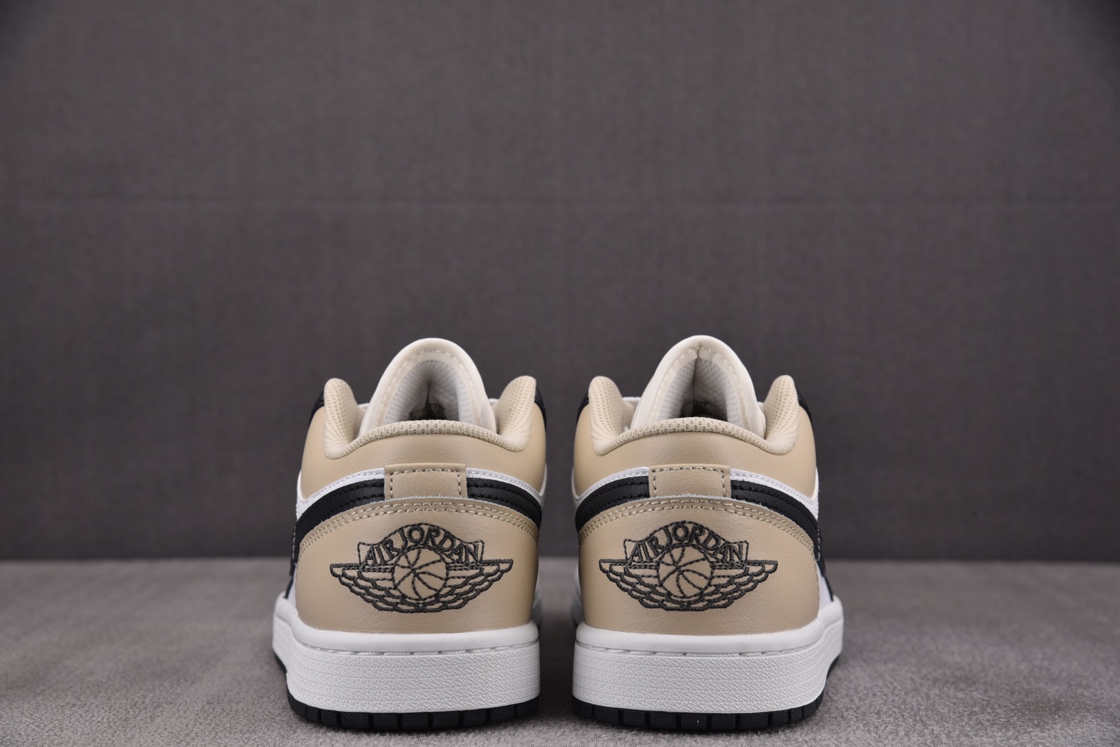 AJ低帮 尺码40-46

纯原版出品-Air Jordan 1 Low 米白黑 -153 YZ010

