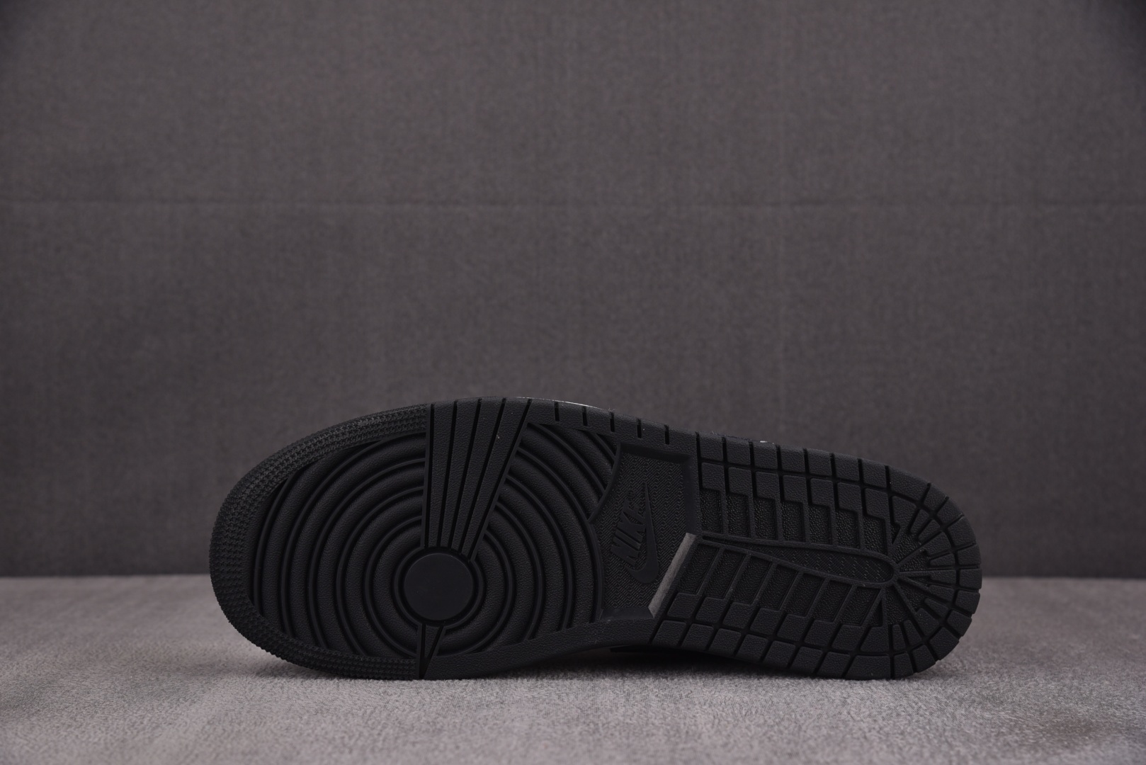 AJ低帮 尺码40-46

纯原版出品-Air Jordan 1 Low 米白黑 -153 YZ010
