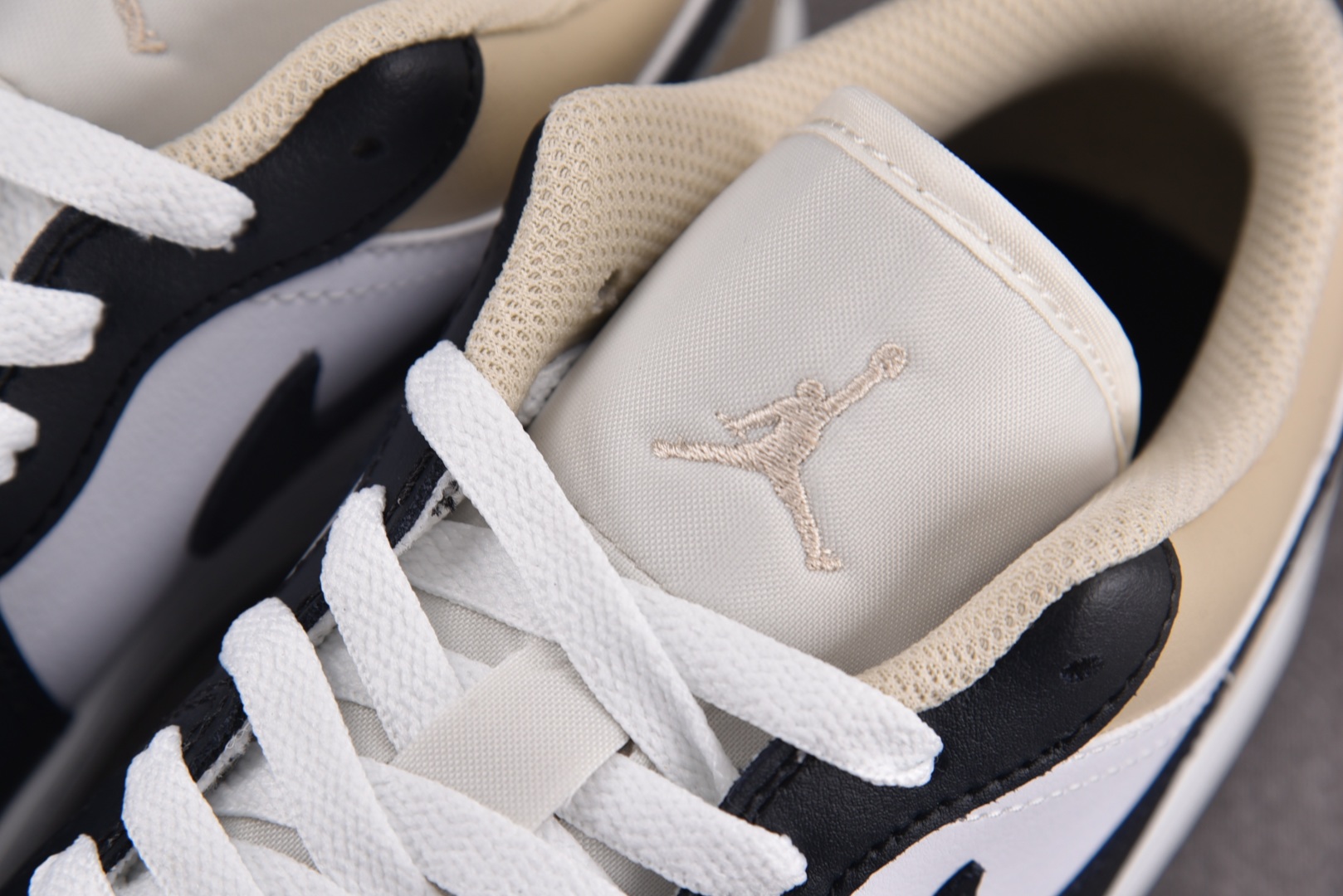 AJ低帮 尺码40-46

纯原版出品-Air Jordan 1 Low 米白黑 -153 YZ010
