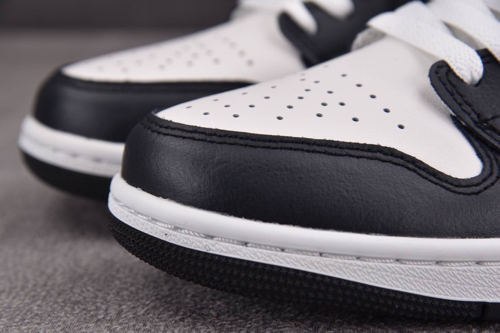 AJ低帮 尺码40-46

纯原版出品-Air Jordan 1 Low 米白黑 -153 YZ010
