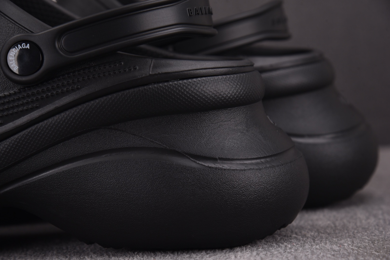 洞洞鞋 尺码35-44

纯原版出品-Balenciaga Jibbitz Charm Crocs Mu