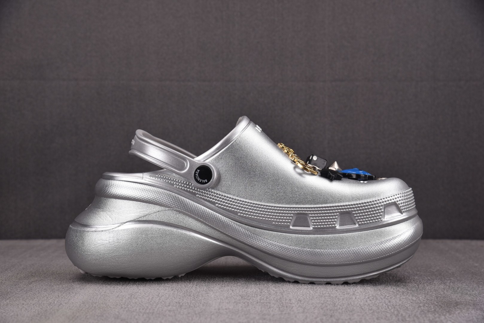 洞洞鞋 尺码35-44

纯原版出品-Balenciaga Jibbitz Charm Crocs Mu