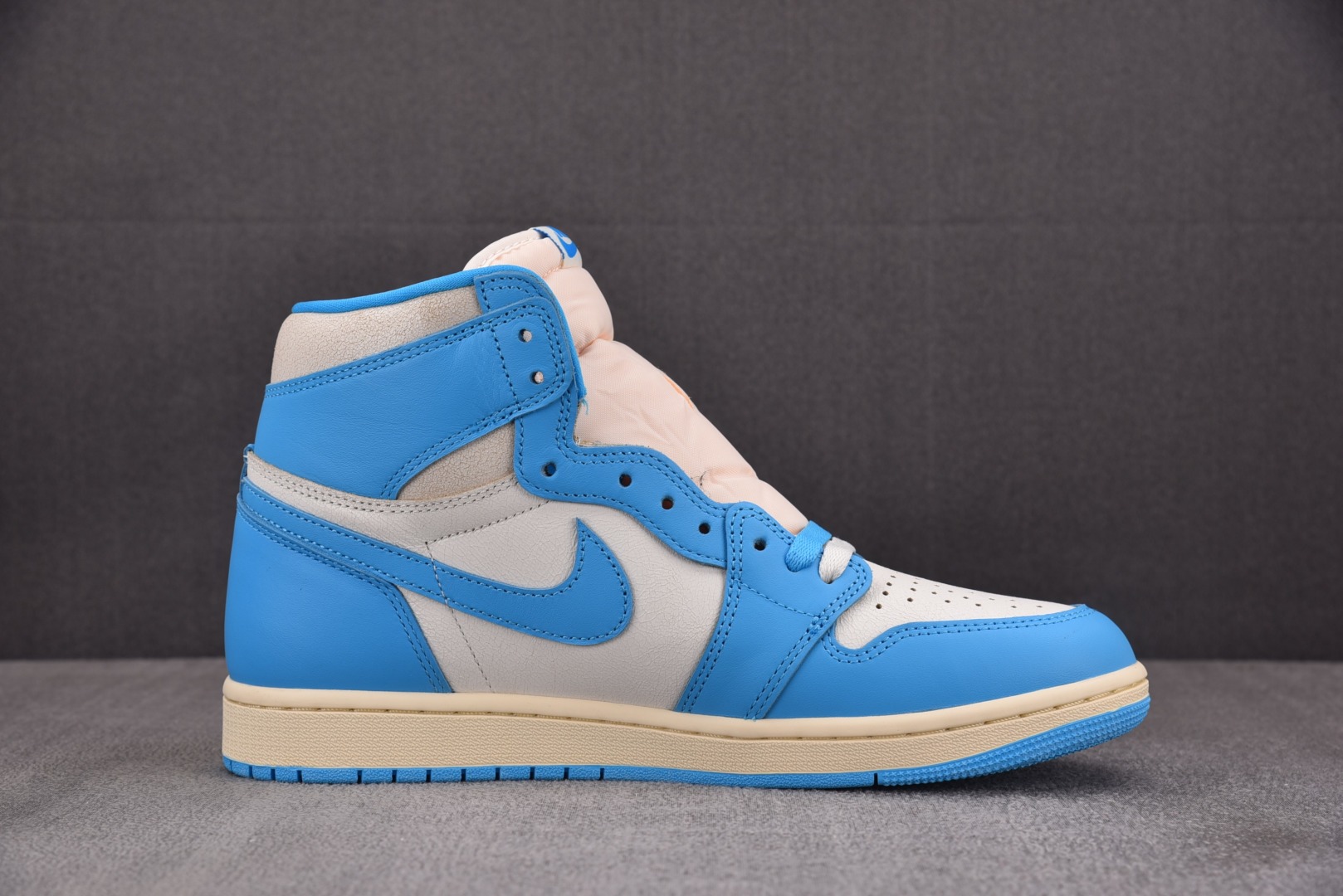 AJ1高帮 尺码40-48.5

纯原版出品-Air Jordan 1 Retro High OG UN