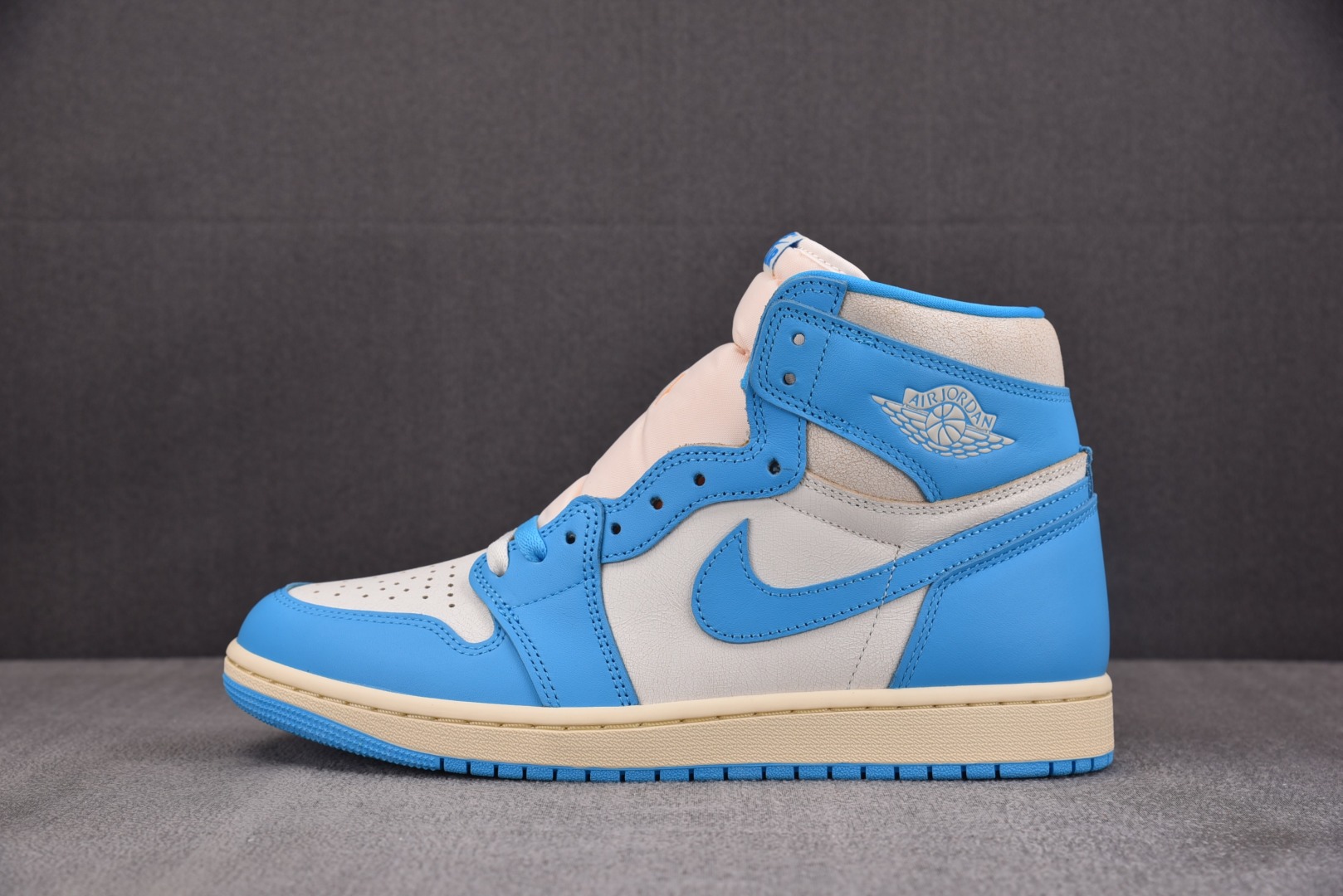 AJ1高帮 尺码40-48.5

纯原版出品-Air Jordan 1 Retro High OG UN