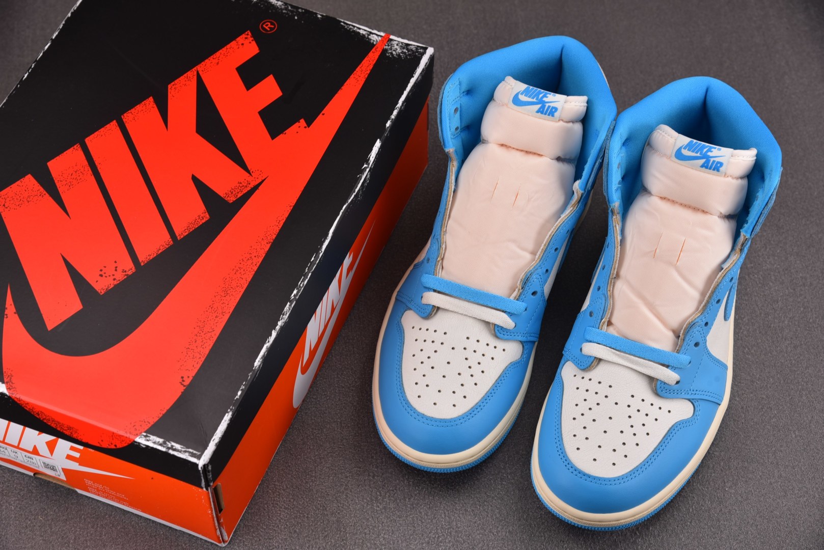 AJ1高帮 尺码40-48.5

纯原版出品-Air Jordan 1 Retro High OG UN