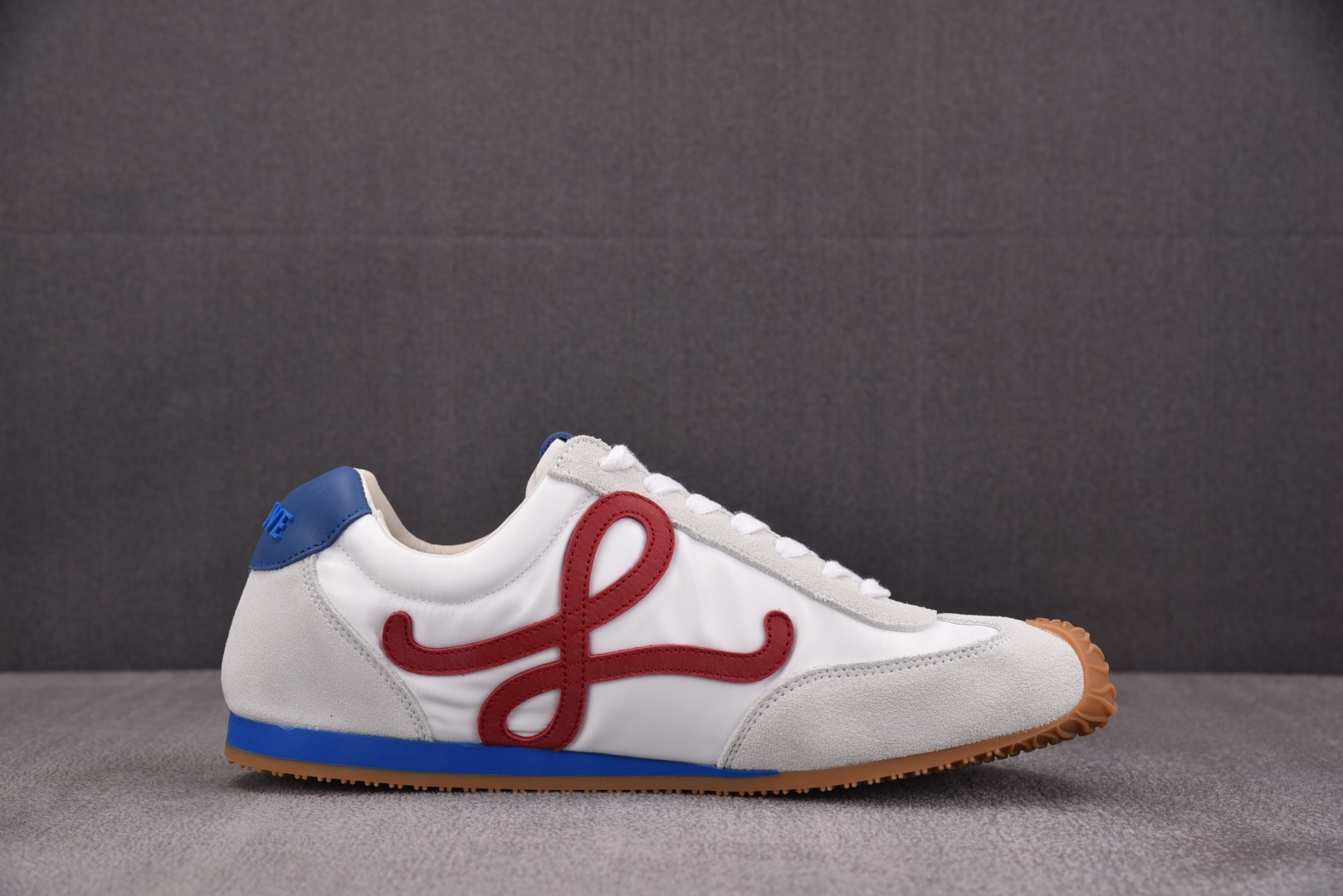 Loewe 罗意威 尺码35-45

纯原版出品-LOEWE Ballet Runner 2.0 白红蓝
