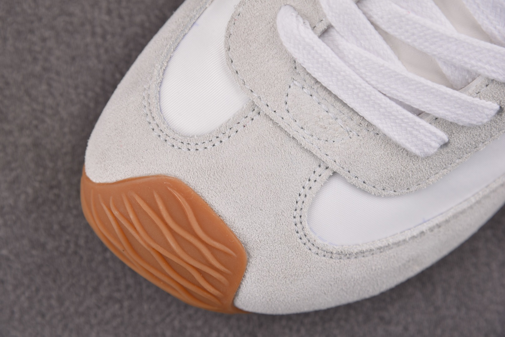 Loewe 罗意威 尺码35-45

纯原版出品-LOEWE Ballet Runner 2.0 白红蓝