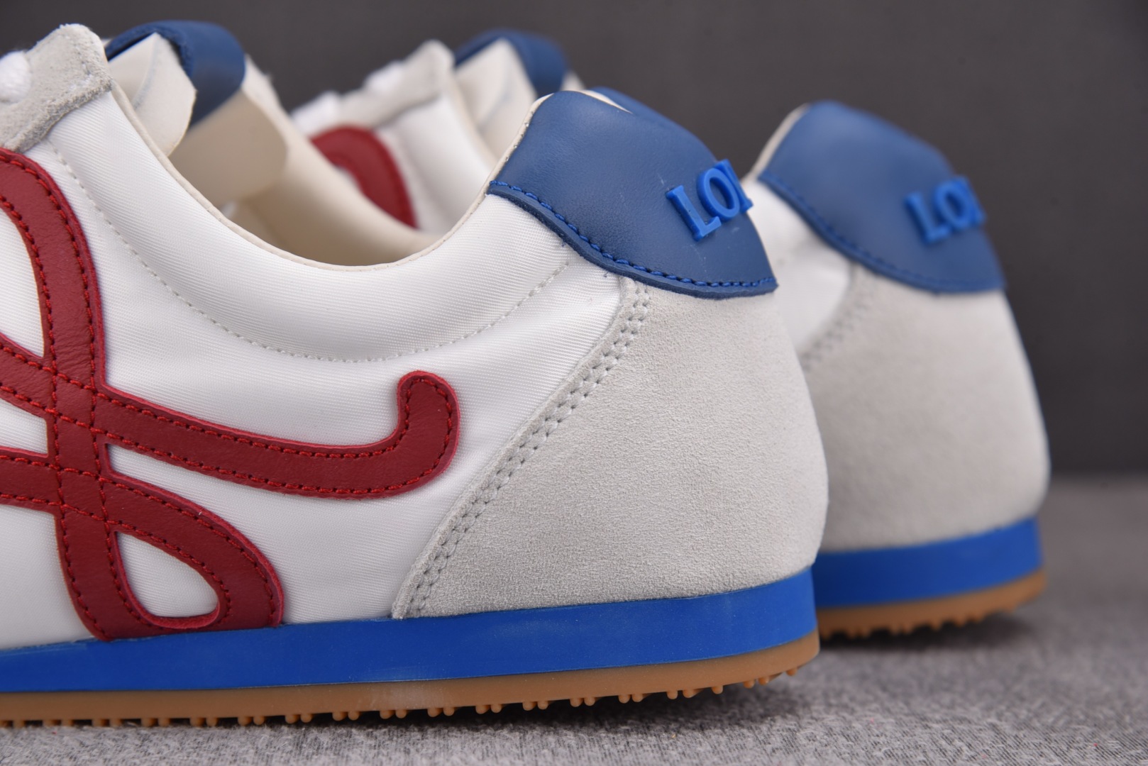 Loewe 罗意威 尺码35-45

纯原版出品-LOEWE Ballet Runner 2.0 白红蓝