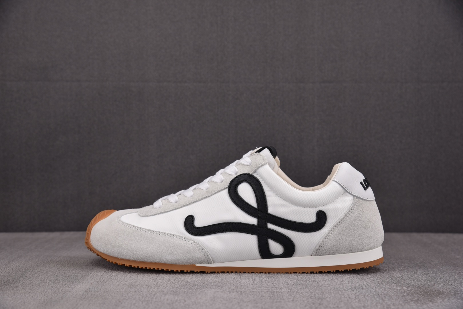 Loewe 罗意威 尺码35-45

纯原版出品-LOEWE Ballet Runner 2.0 白色 