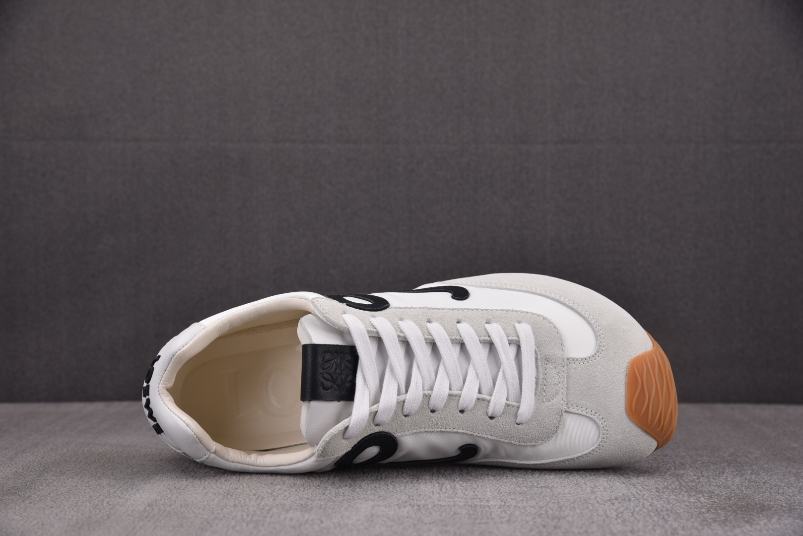 Loewe 罗意威 尺码35-45

纯原版出品-LOEWE Ballet Runner 2.0 白色 
