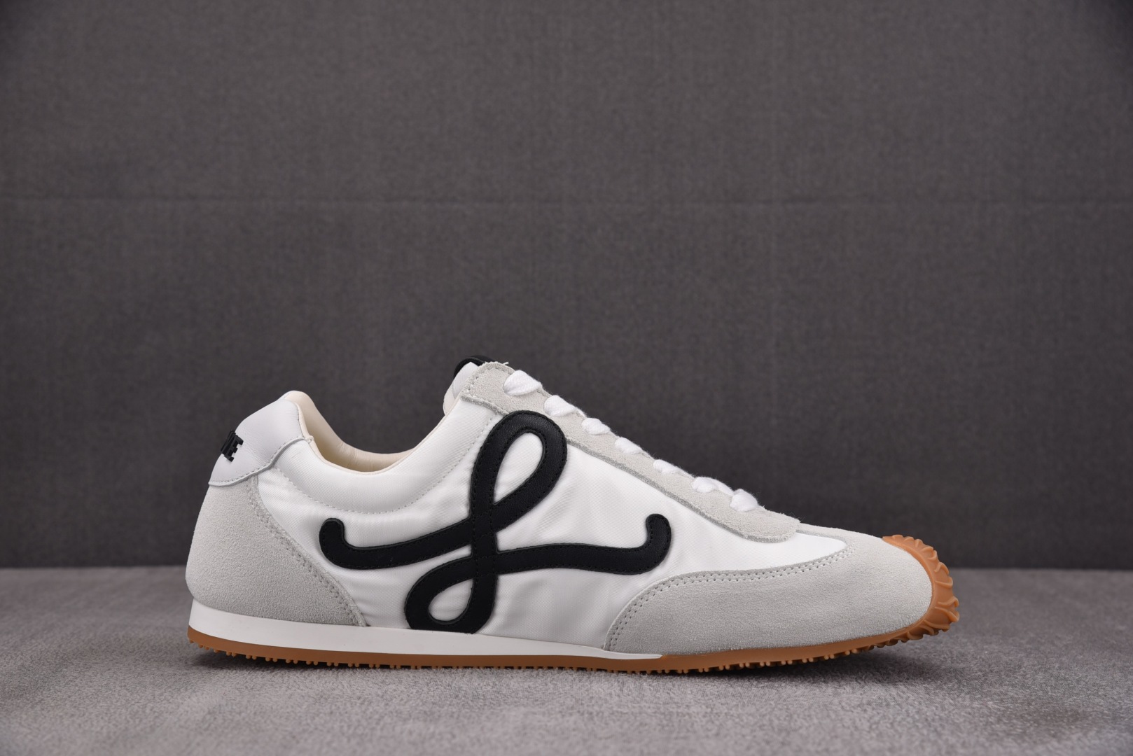 Loewe 罗意威 尺码35-45

纯原版出品-LOEWE Ballet Runner 2.0 白色 