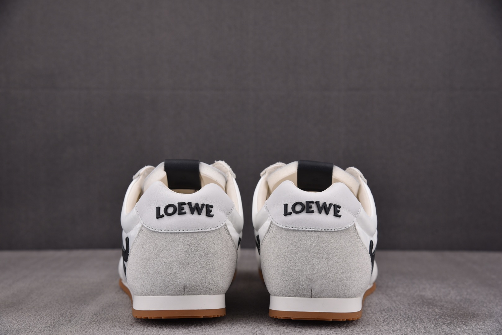 Loewe 罗意威 尺码35-45

纯原版出品-LOEWE Ballet Runner 2.0 白色 