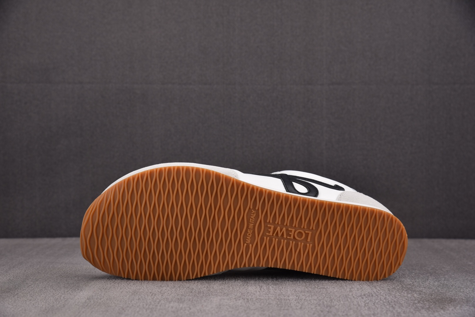 Loewe 罗意威 尺码35-45

纯原版出品-LOEWE Ballet Runner 2.0 白色 