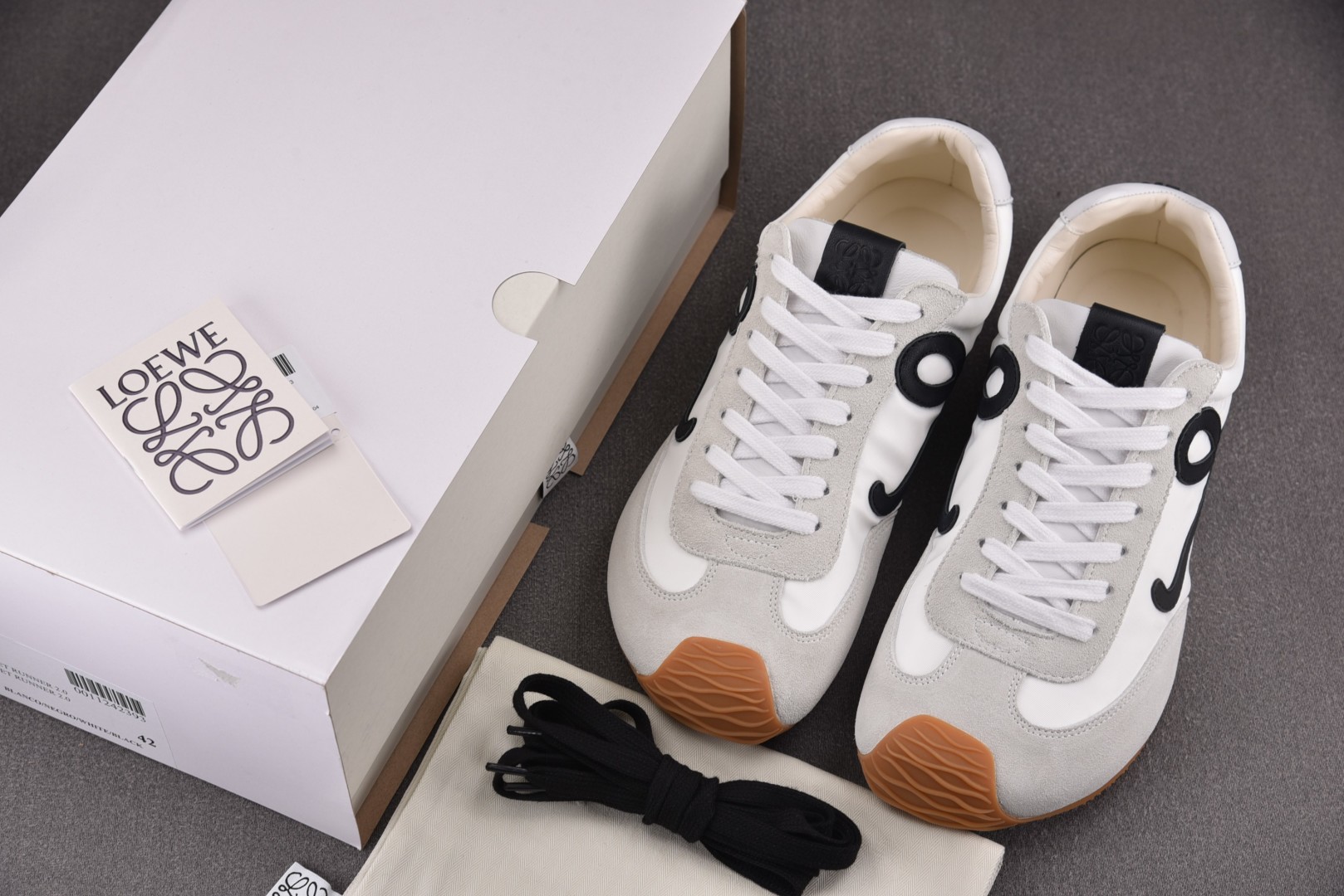 Loewe 罗意威 尺码35-45

纯原版出品-LOEWE Ballet Runner 2.0 白色 