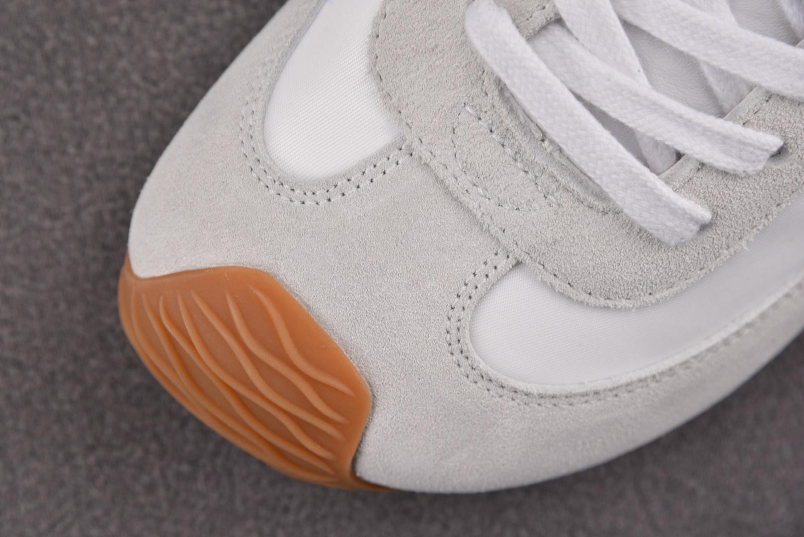 Loewe 罗意威 尺码35-45

纯原版出品-LOEWE Ballet Runner 2.0 白色 