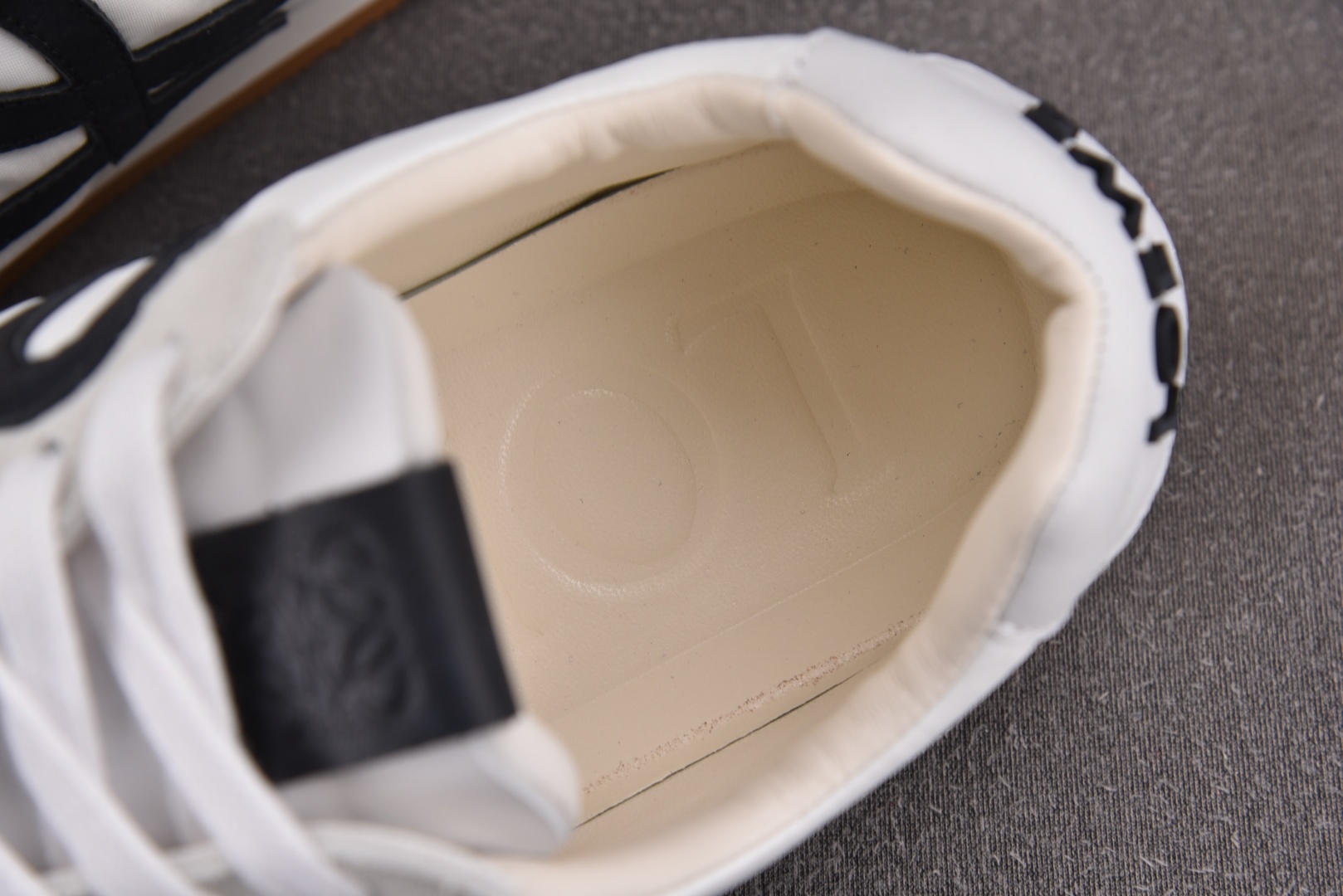 Loewe 罗意威 尺码35-45

纯原版出品-LOEWE Ballet Runner 2.0 白色 
