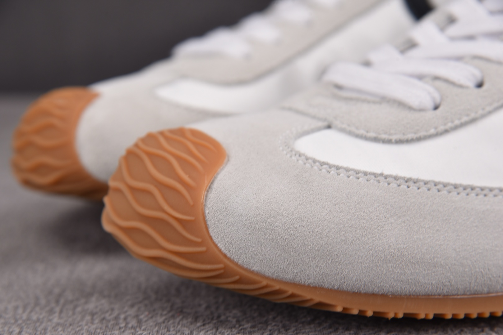 Loewe 罗意威 尺码35-45

纯原版出品-LOEWE Ballet Runner 2.0 白色 