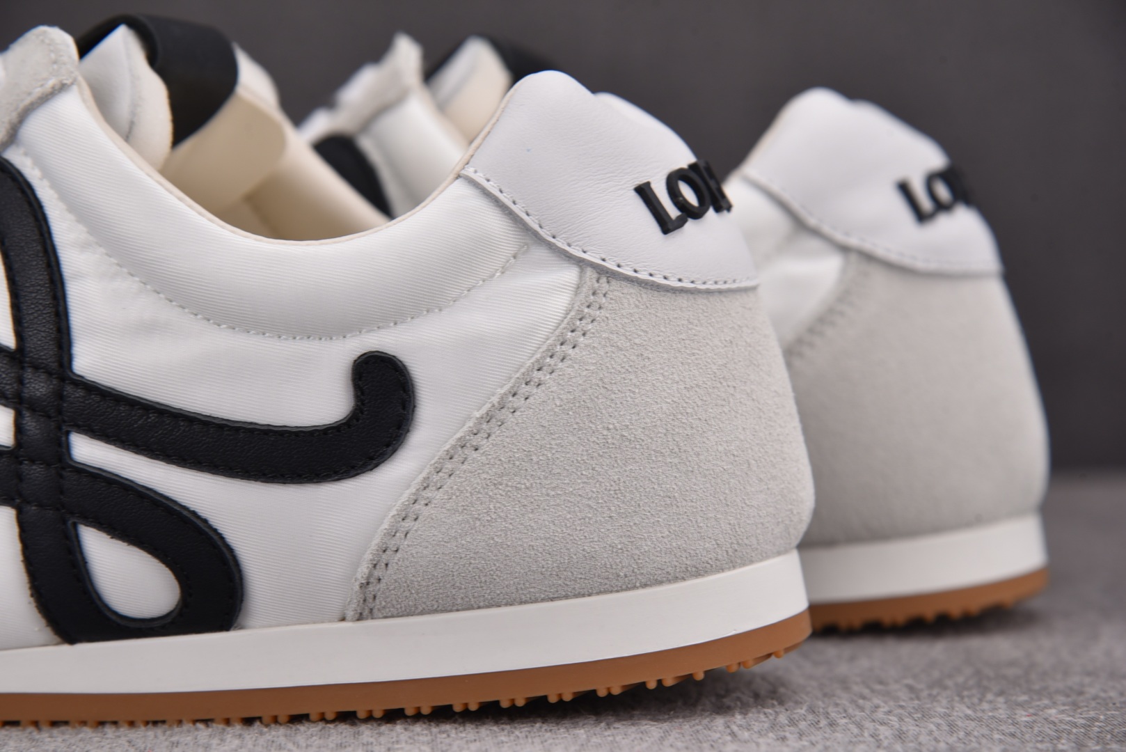 Loewe 罗意威 尺码35-45

纯原版出品-LOEWE Ballet Runner 2.0 白色 