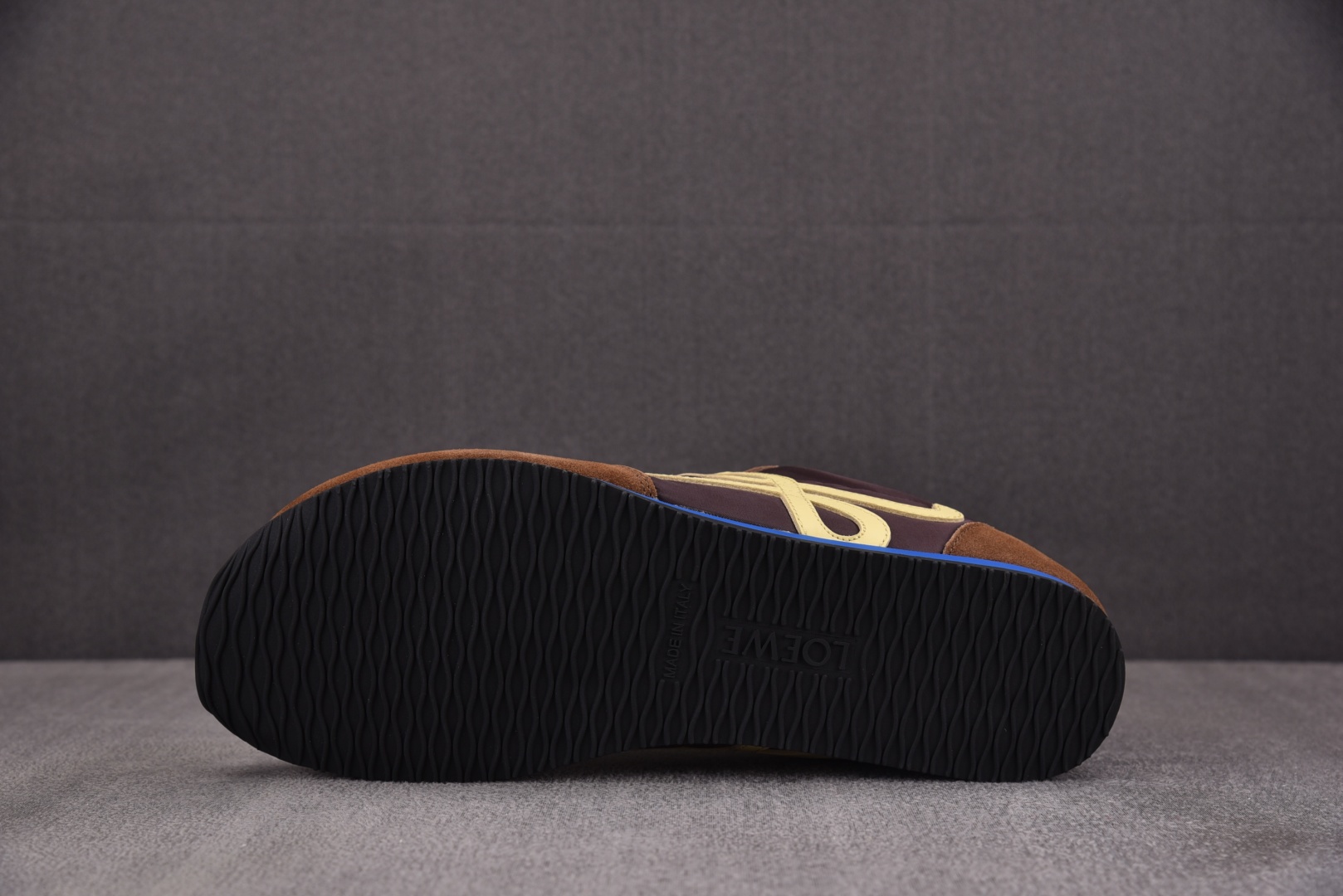 Loewe 罗意威 尺码35-45

纯原版出品-LOEWE Ballet Runner 2.0 棕褐色