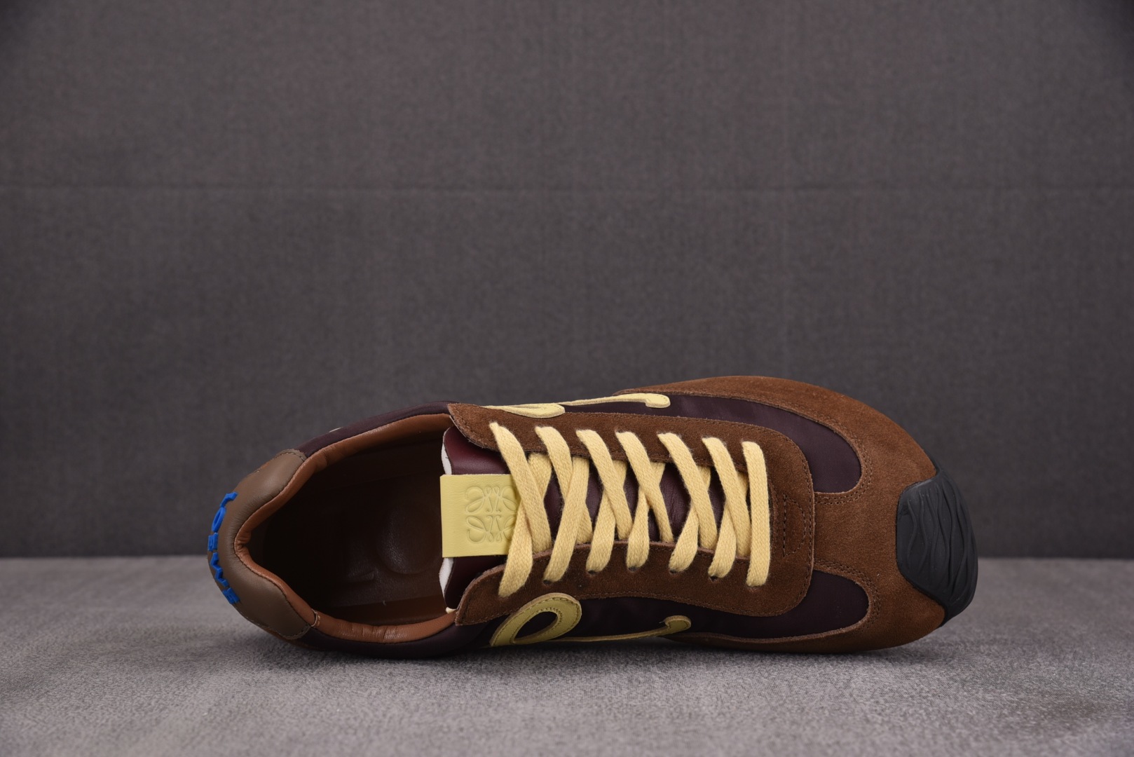 Loewe 罗意威 尺码35-45

纯原版出品-LOEWE Ballet Runner 2.0 棕褐色