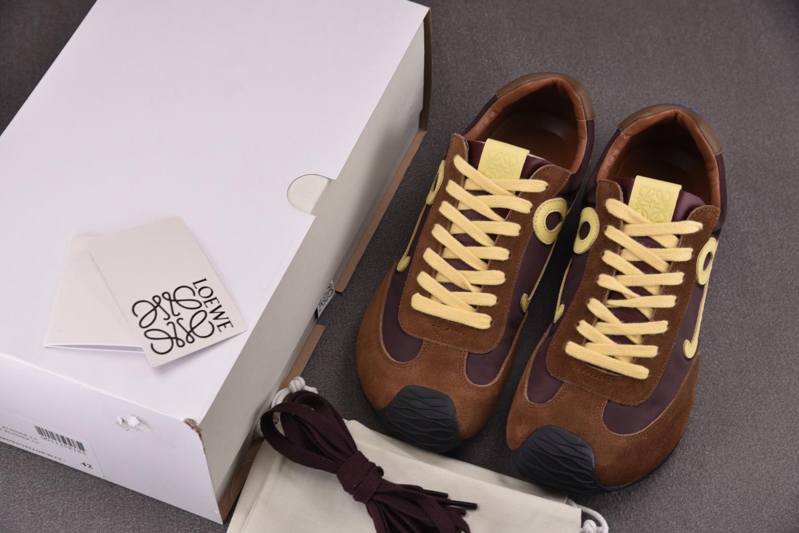 Loewe 罗意威 尺码35-45

纯原版出品-LOEWE Ballet Runner 2.0 棕褐色