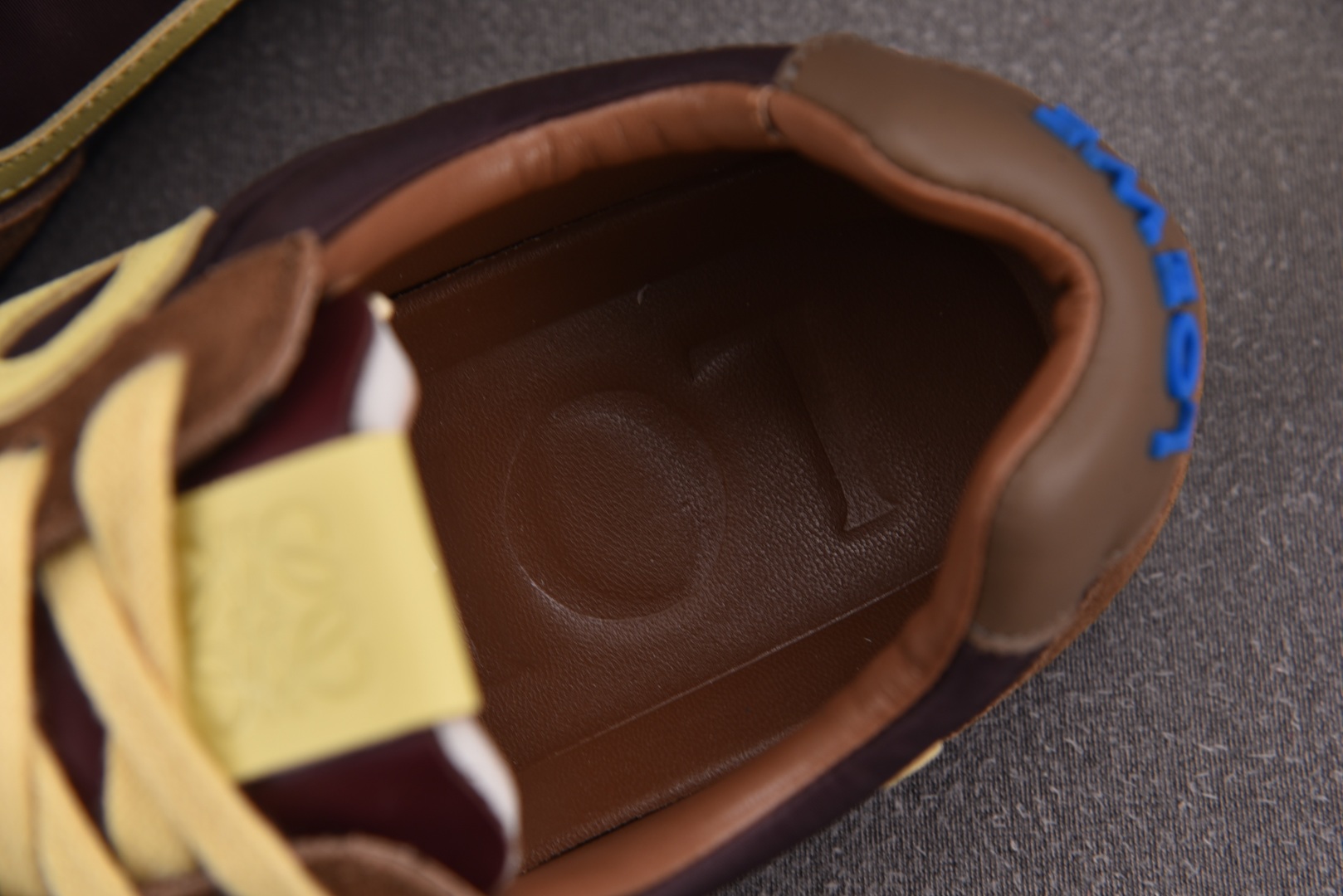 Loewe 罗意威 尺码35-45

纯原版出品-LOEWE Ballet Runner 2.0 棕褐色