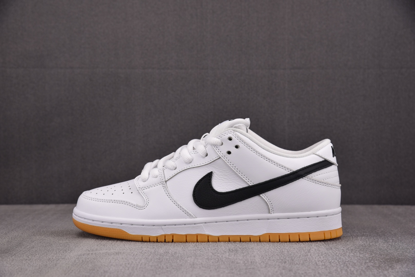 Dunk 尺码40-47.5

纯原版出品-NK SB Dunk Low Pro White Gum 白