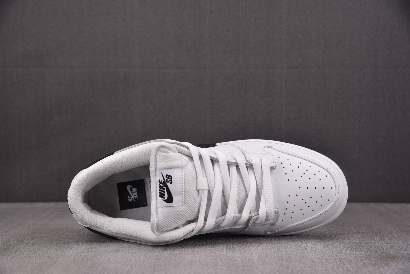 Dunk 尺码40-47.5

纯原版出品-NK SB Dunk Low Pro White Gum 白