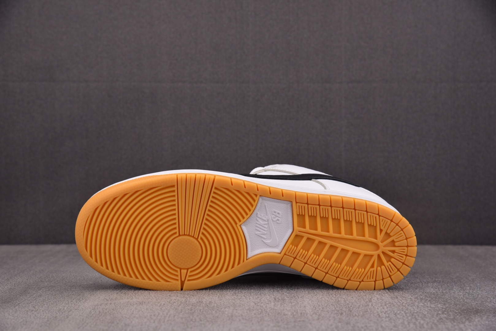 Dunk 尺码40-47.5

纯原版出品-NK SB Dunk Low Pro White Gum 白