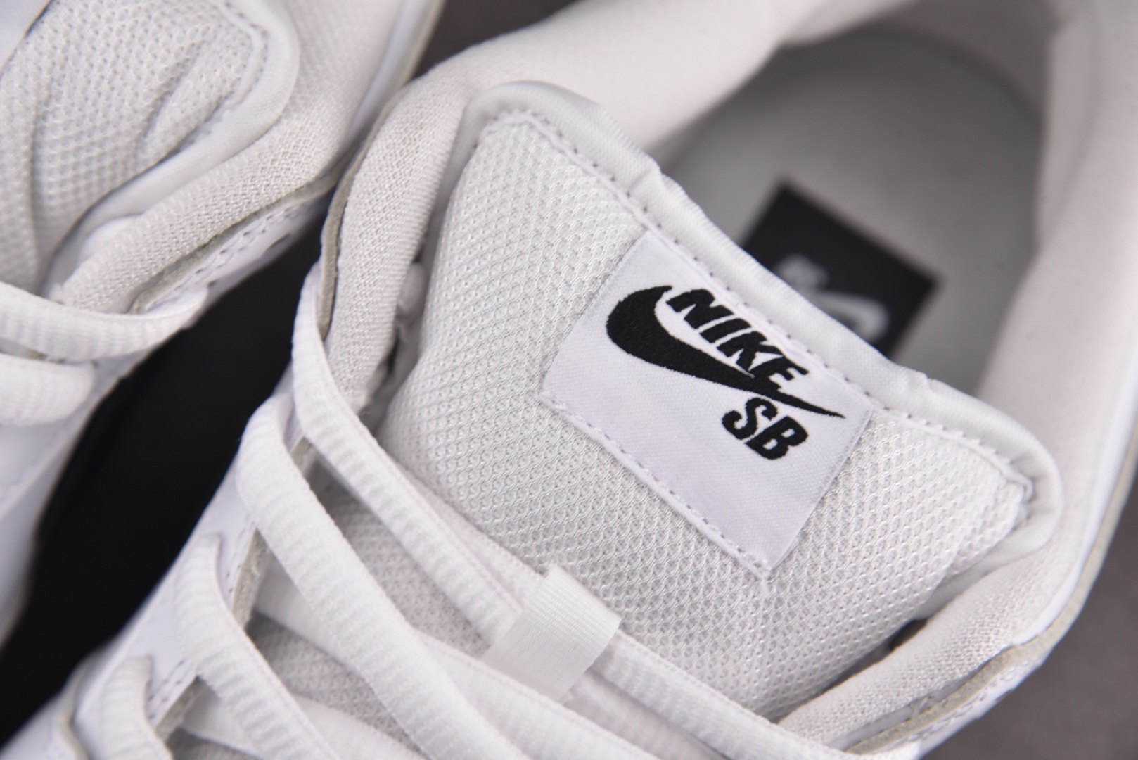 Dunk 尺码40-47.5

纯原版出品-NK SB Dunk Low Pro White Gum 白