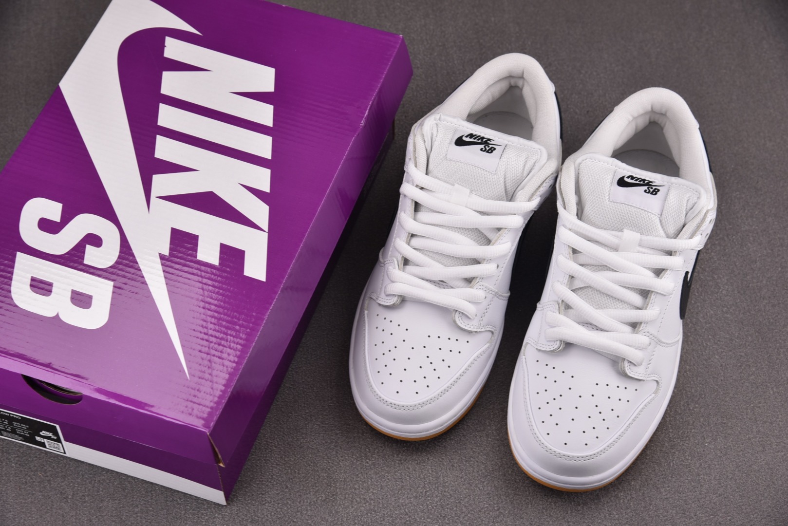 Dunk 尺码40-47.5

纯原版出品-NK SB Dunk Low Pro White Gum 白