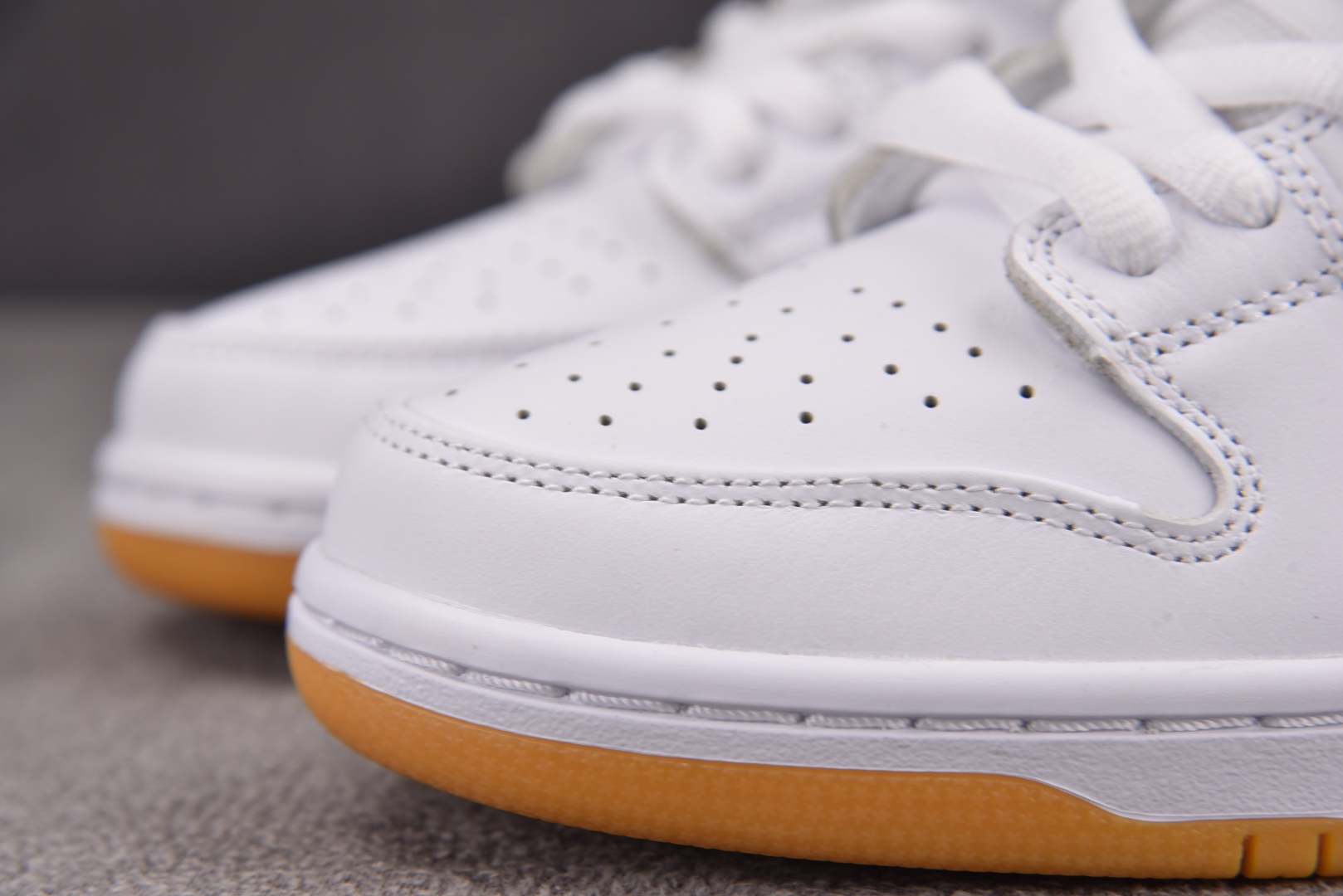 Dunk 尺码40-47.5

纯原版出品-NK SB Dunk Low Pro White Gum 白