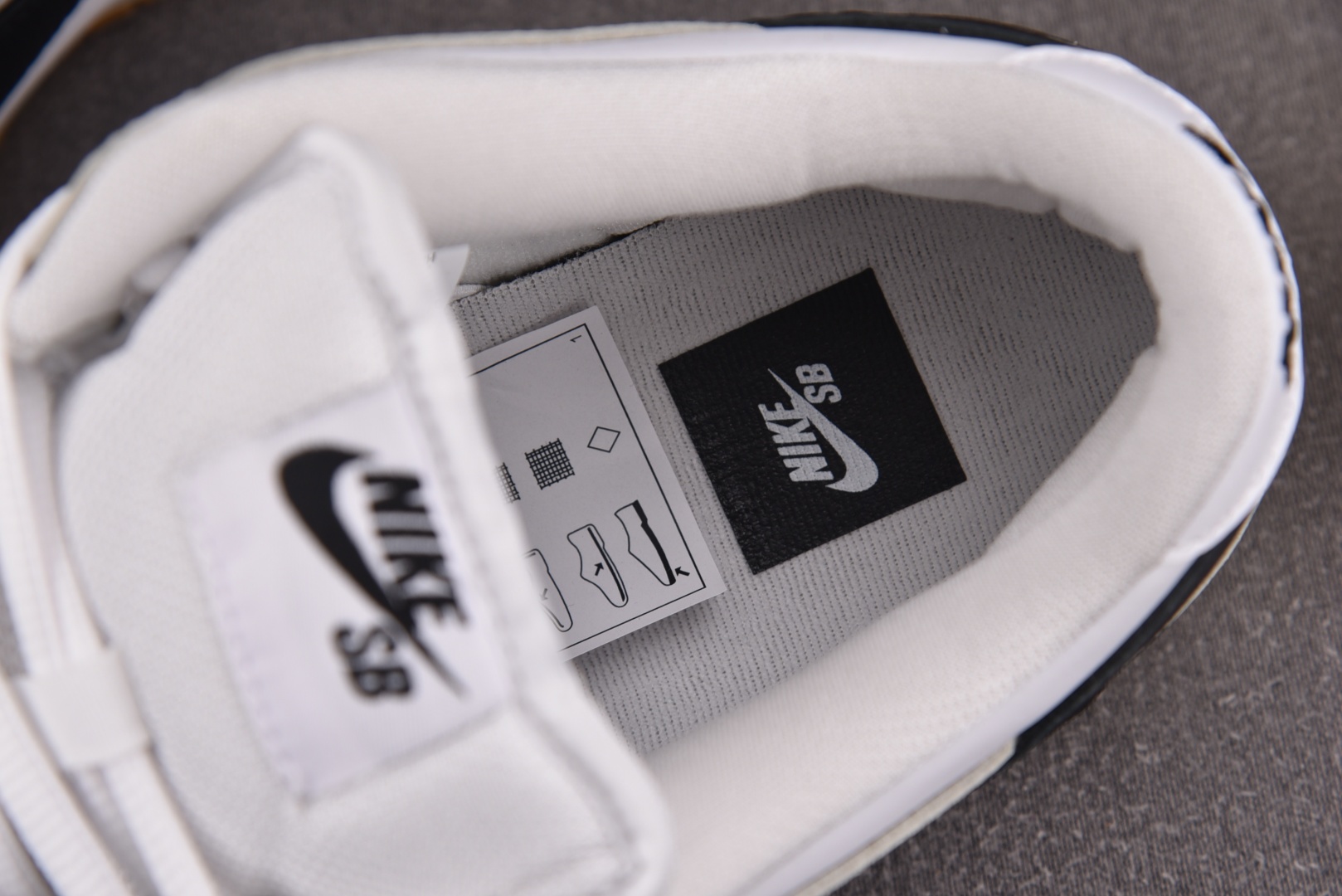 Dunk 尺码40-47.5

纯原版出品-NK SB Dunk Low Pro White Gum 白