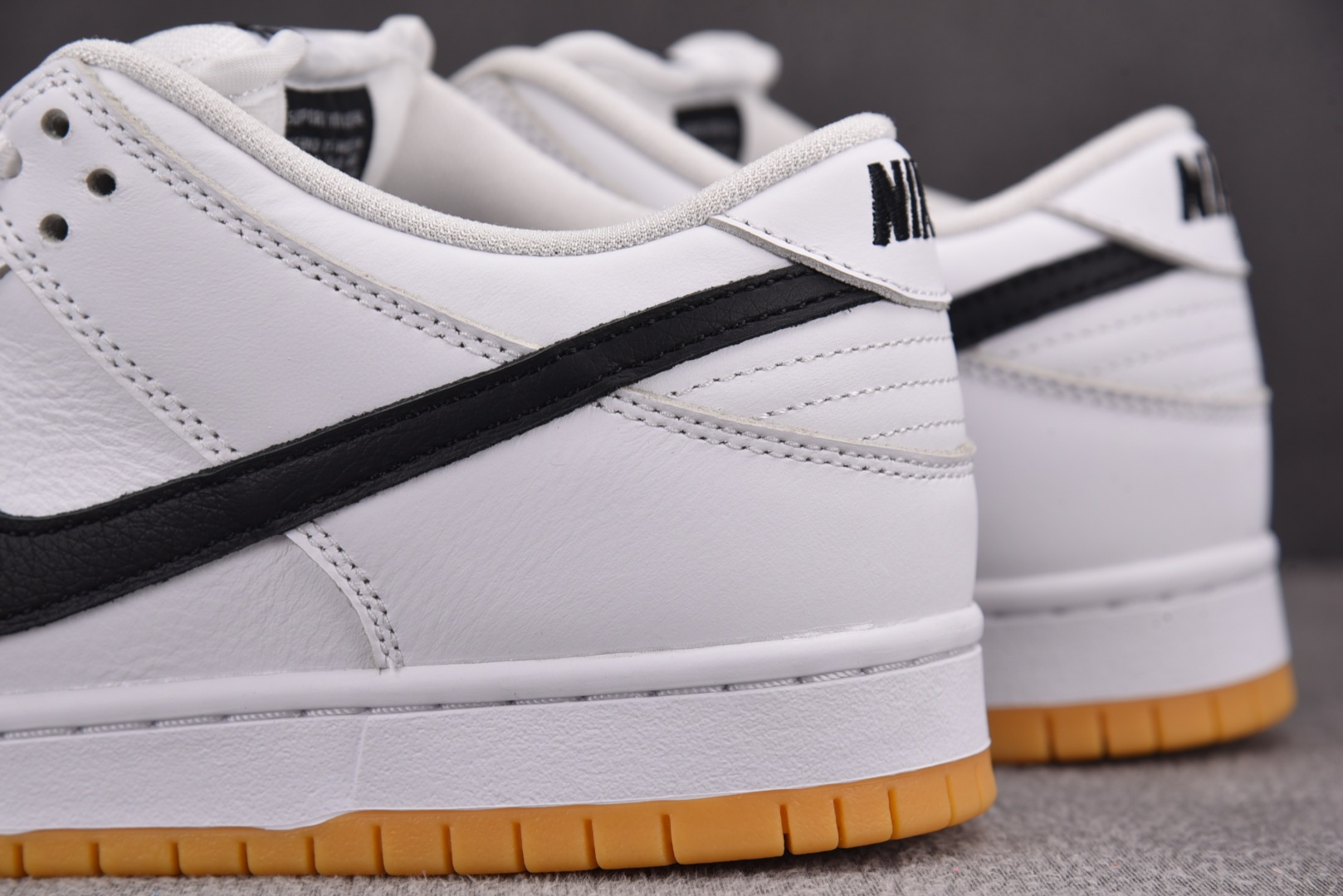 Dunk 尺码40-47.5

纯原版出品-NK SB Dunk Low Pro White Gum 白