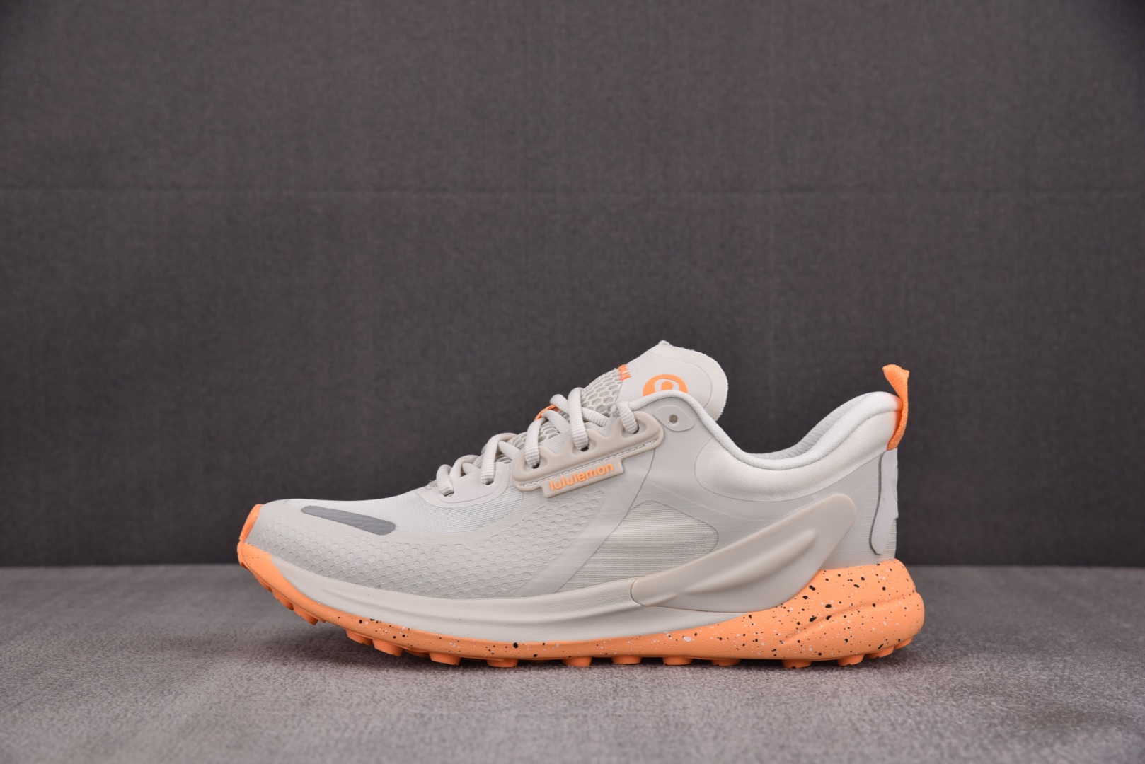 Lulu 尺码36-44

纯原版出品-Lululemon Blissfeel Trail 灰橙 YZ0