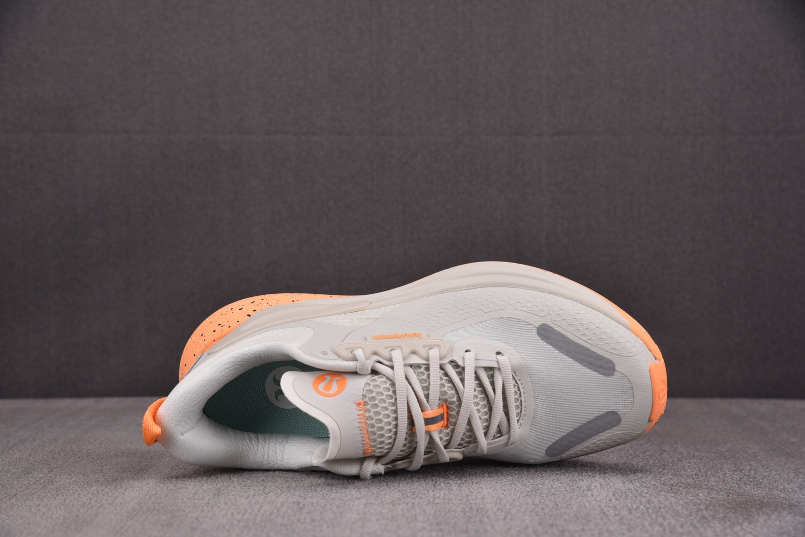 Lulu 尺码36-44

纯原版出品-Lululemon Blissfeel Trail 灰橙 YZ0